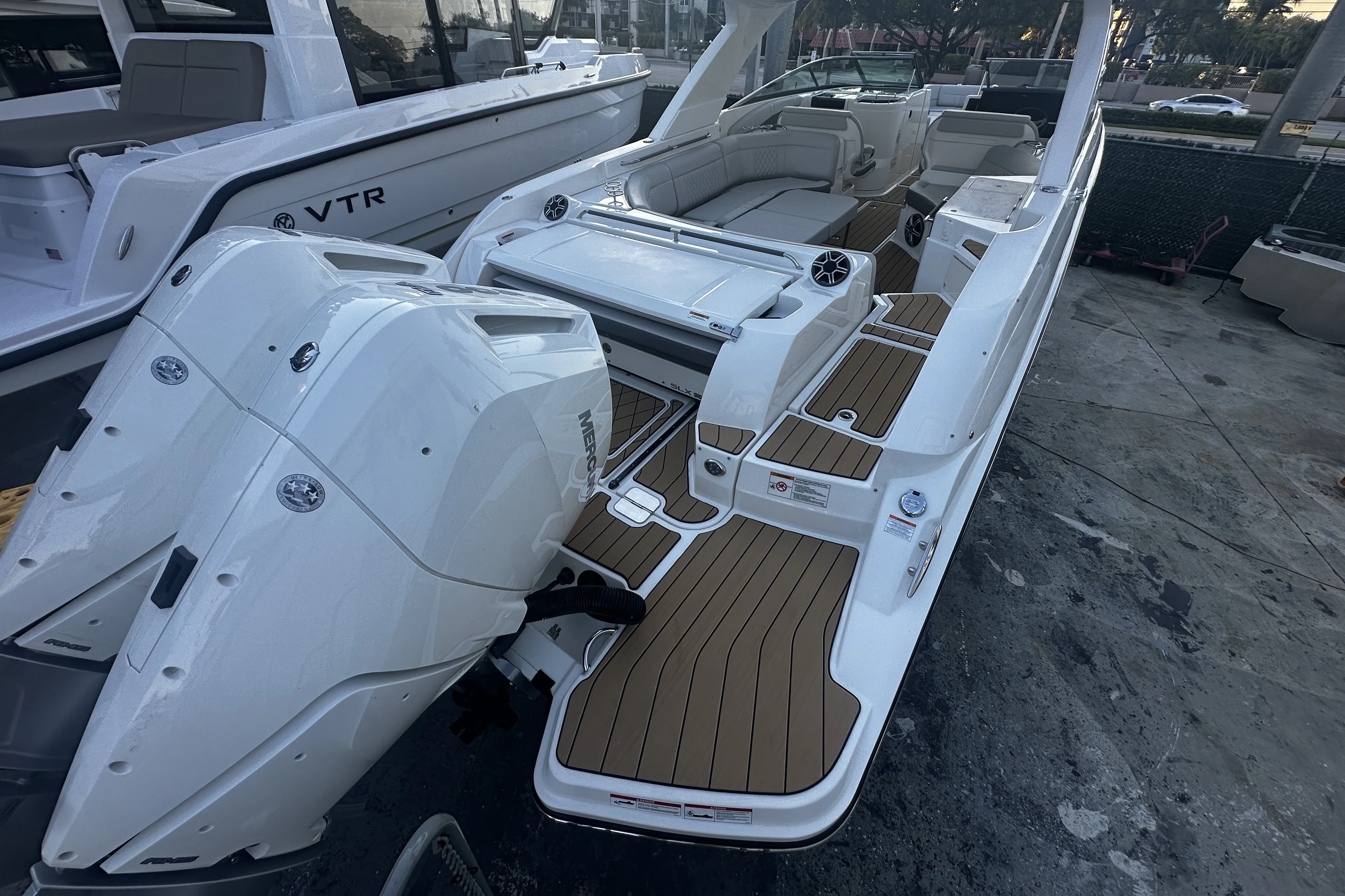 2026 Sea Ray SLX 350 Outboard Image Thumbnail #4