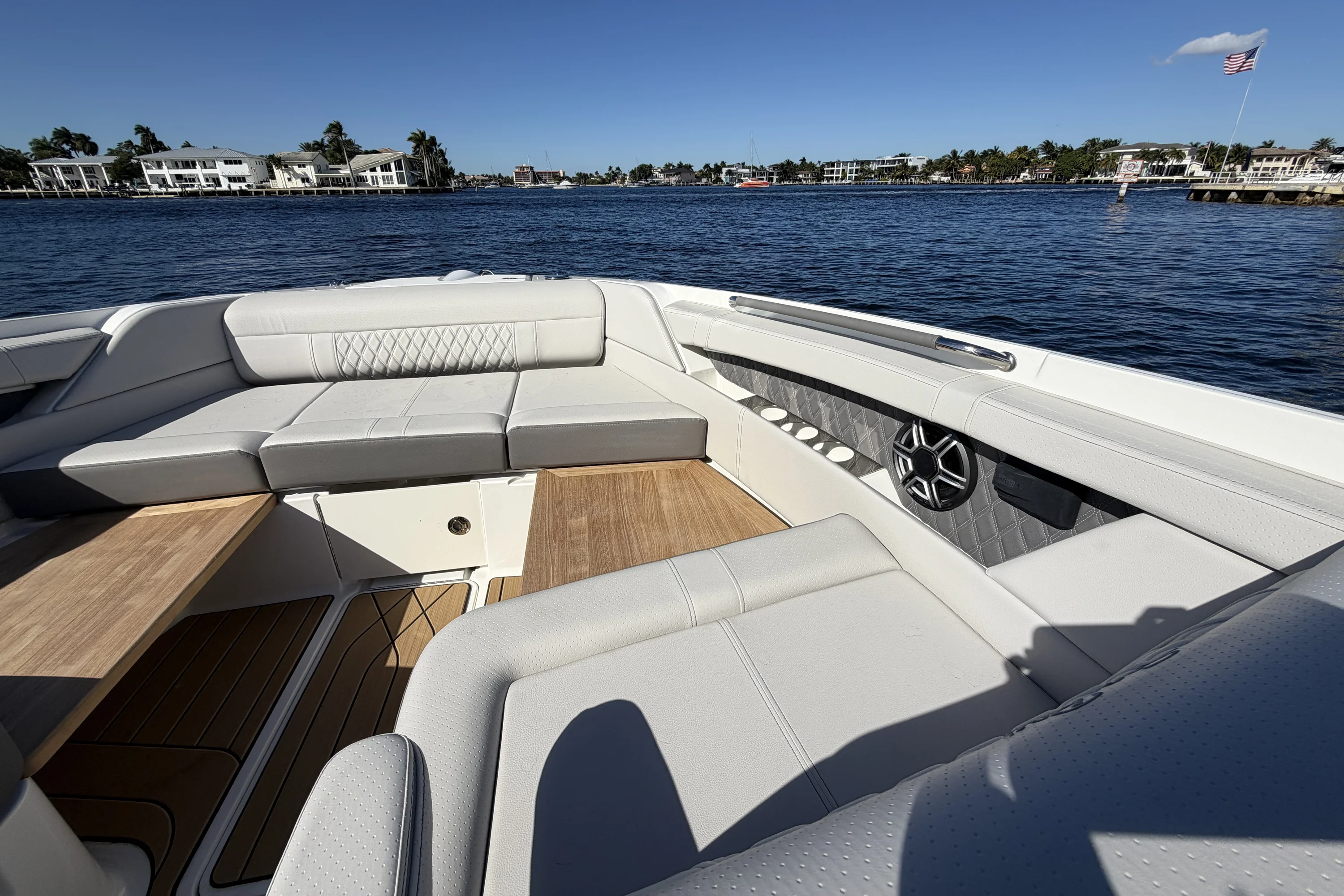 2026 Sea Ray SLX 350 Outboard Image Thumbnail #32