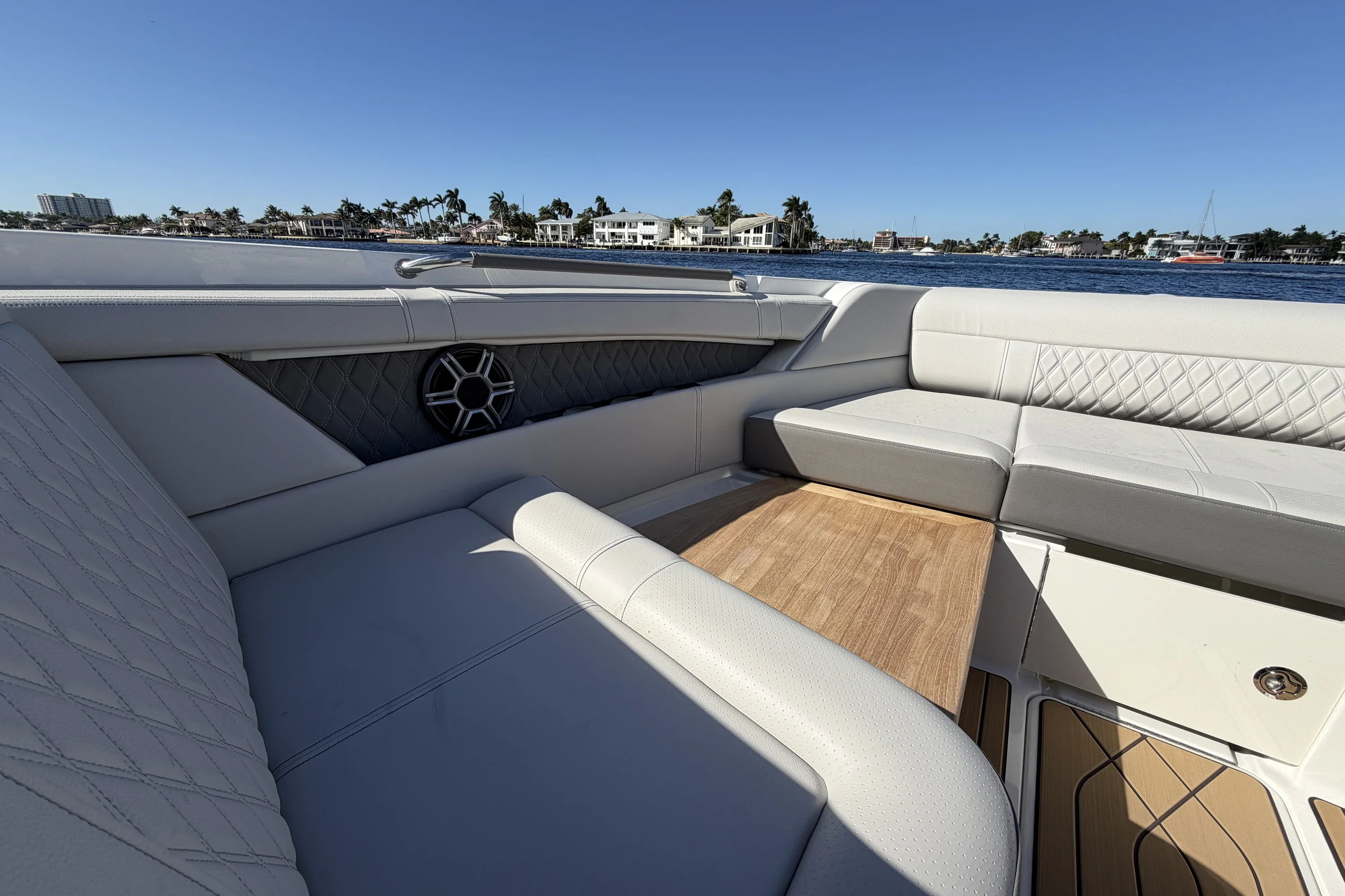 2026 Sea Ray SLX 350 Outboard Image Thumbnail #31