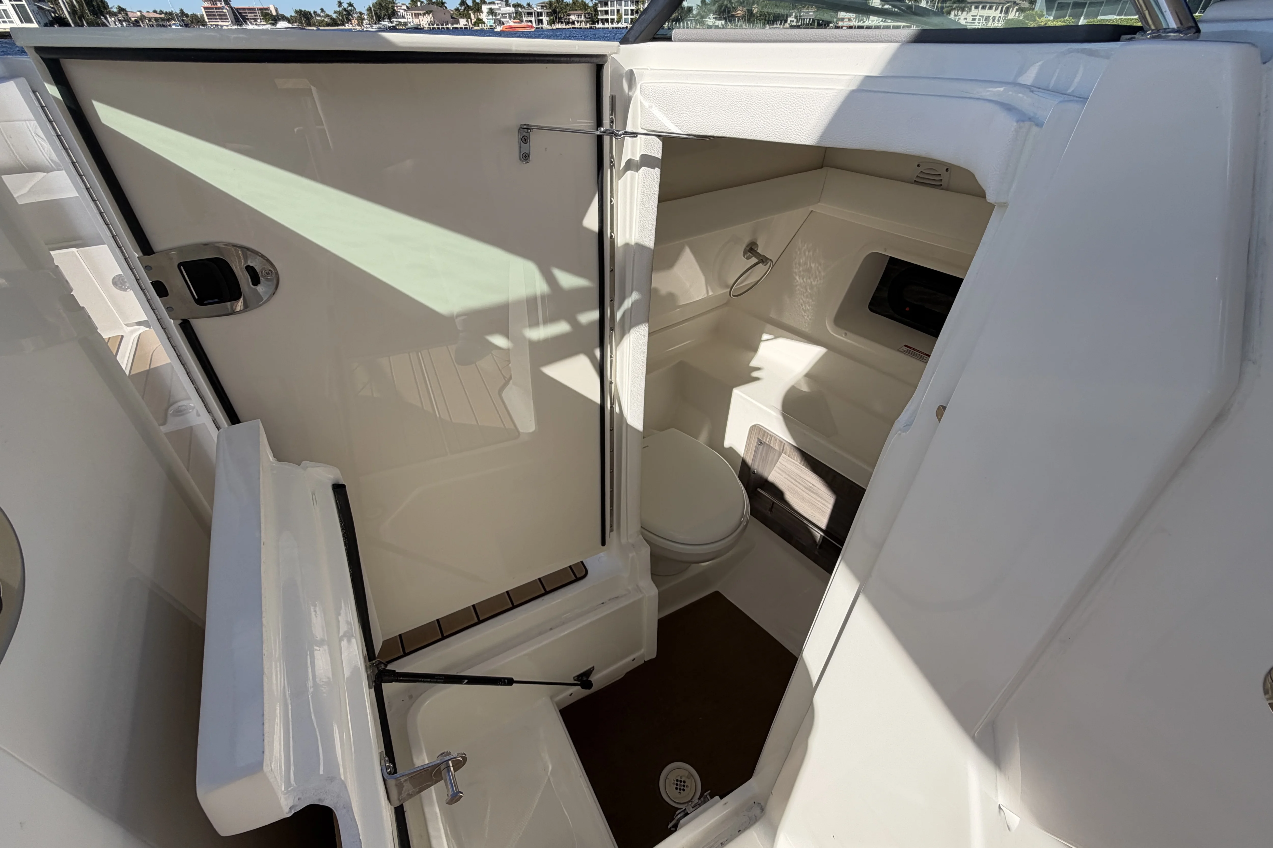 2026 Sea Ray SLX 350 Outboard Image Thumbnail #36