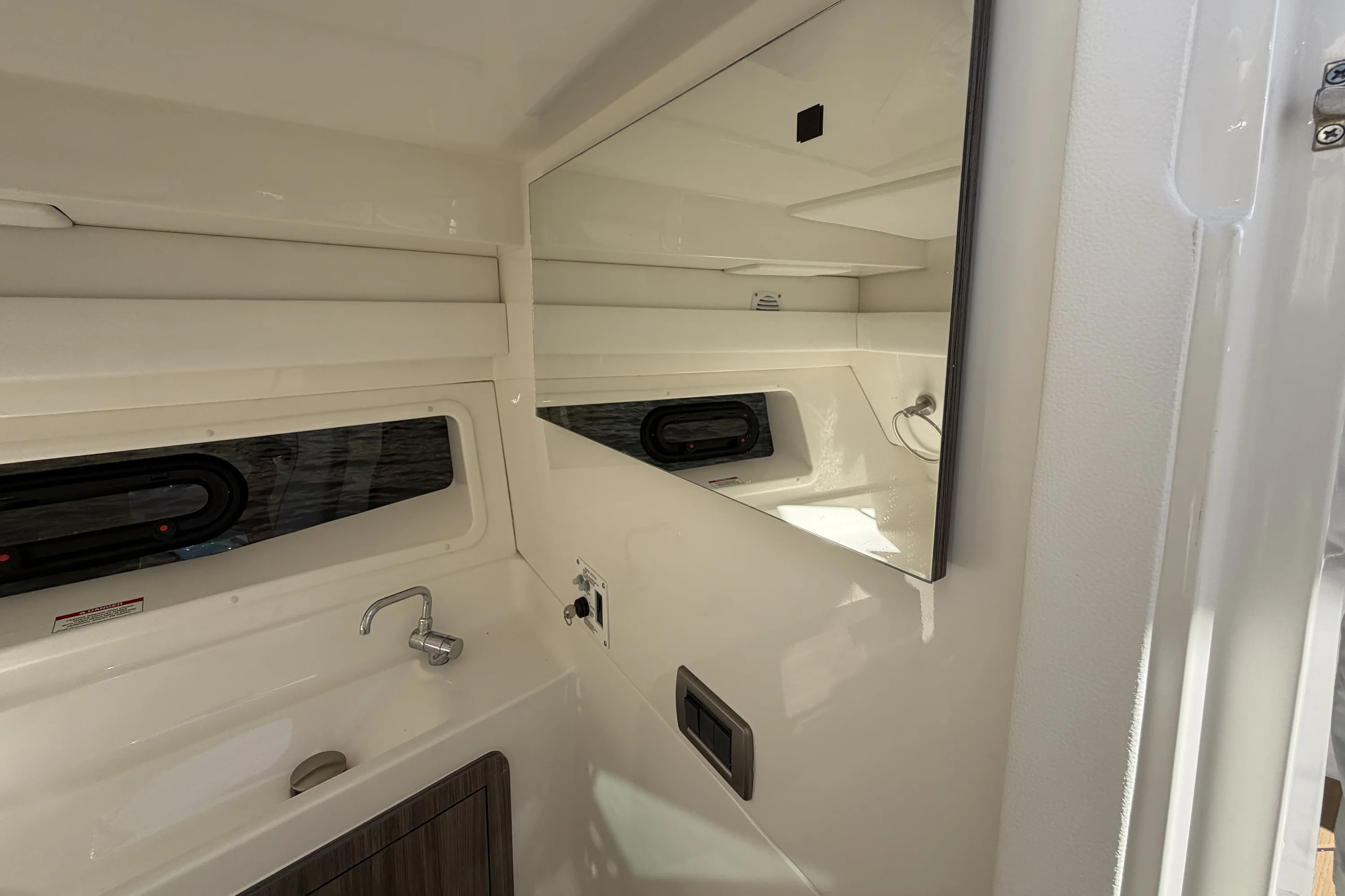 2026 Sea Ray SLX 350 Outboard Image Thumbnail #39