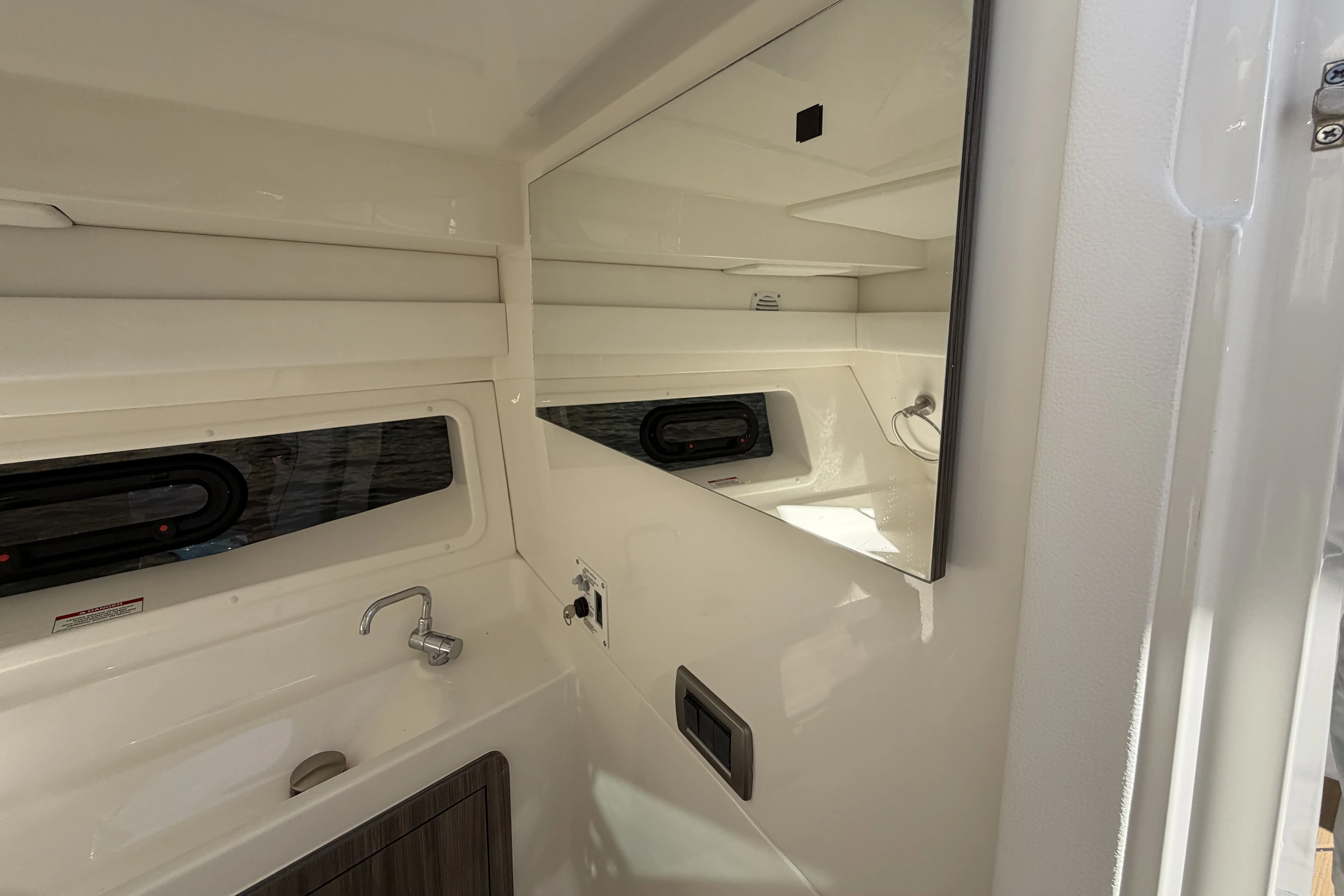 2026 Sea Ray SLX 350 Outboard Image Thumbnail #39