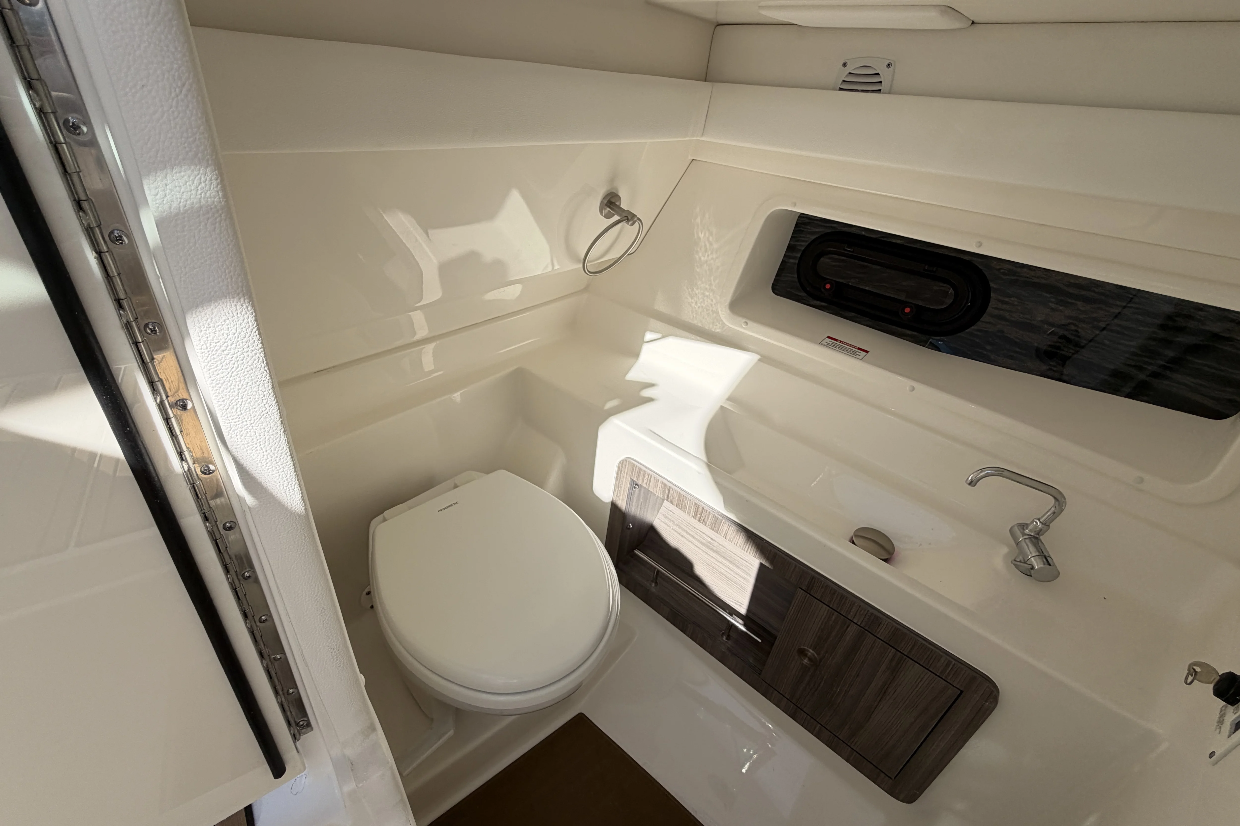 2026 Sea Ray SLX 350 Outboard Image Thumbnail #37