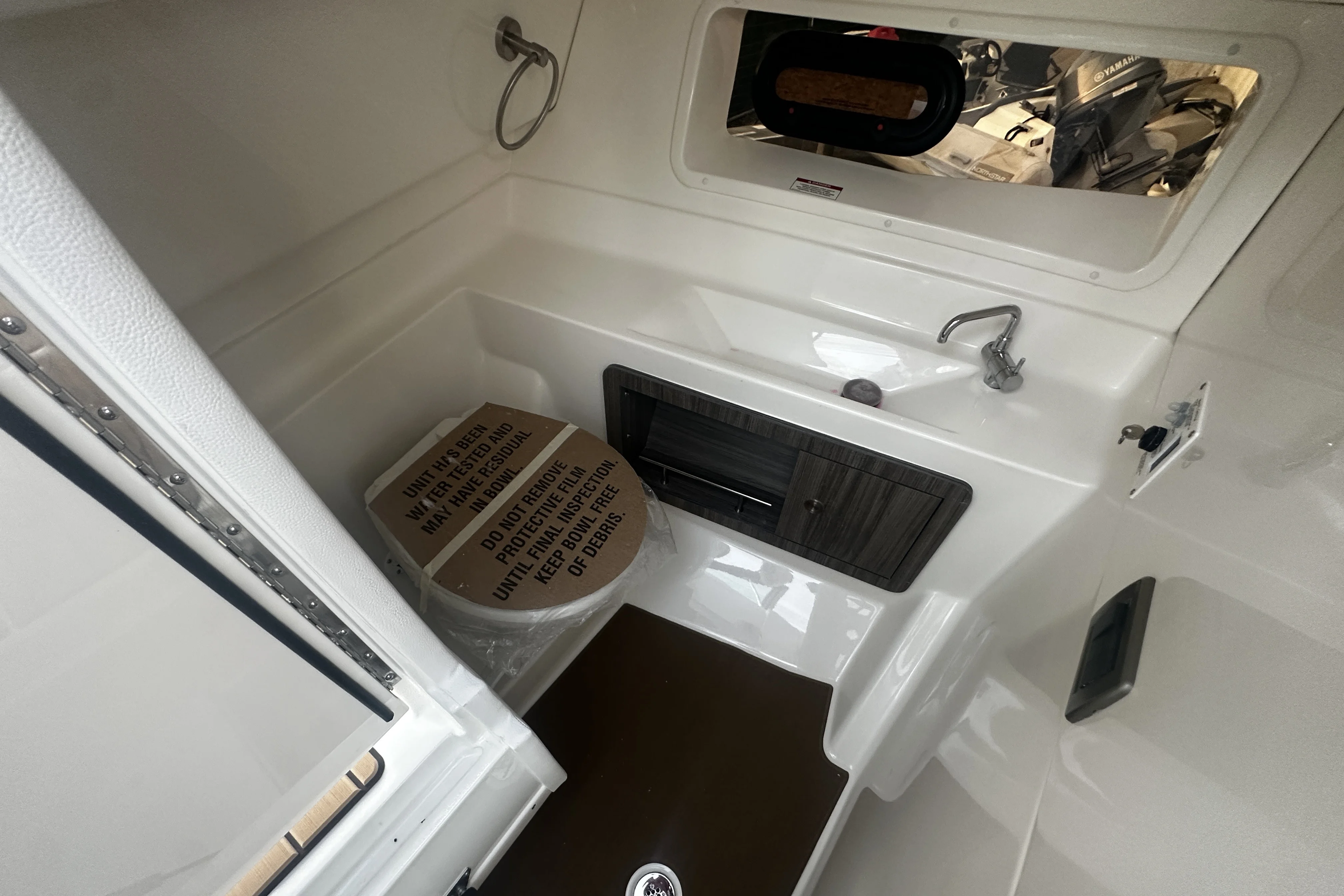 2026 Sea Ray SLX 350 Outboard Image Thumbnail #12