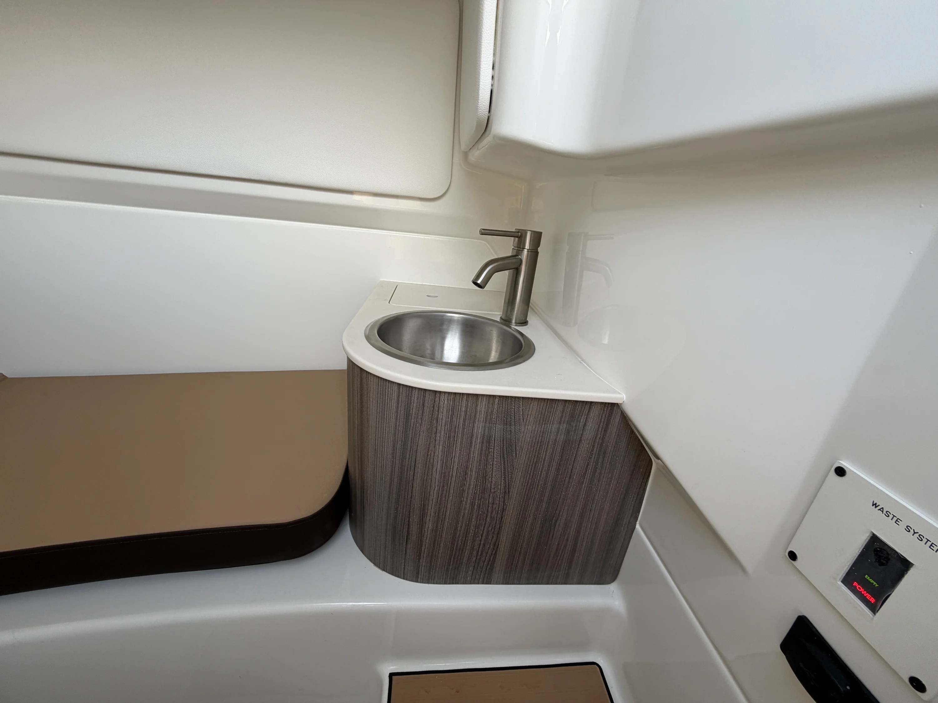 2026 Sea Ray SDX 270 Outboard Image Thumbnail #25