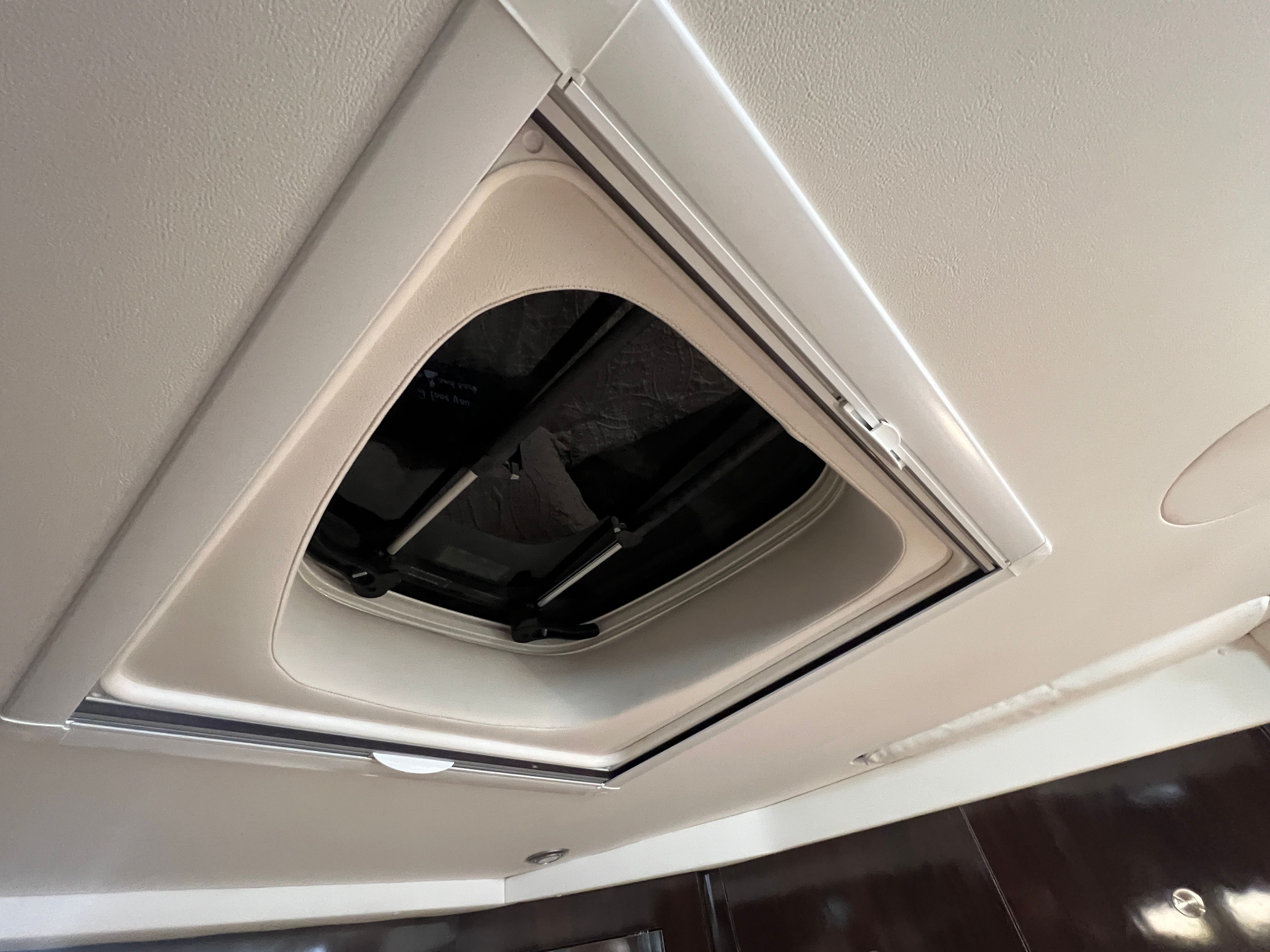 2018 Sea Ray 350 SUNDANCER Image Thumbnail #52