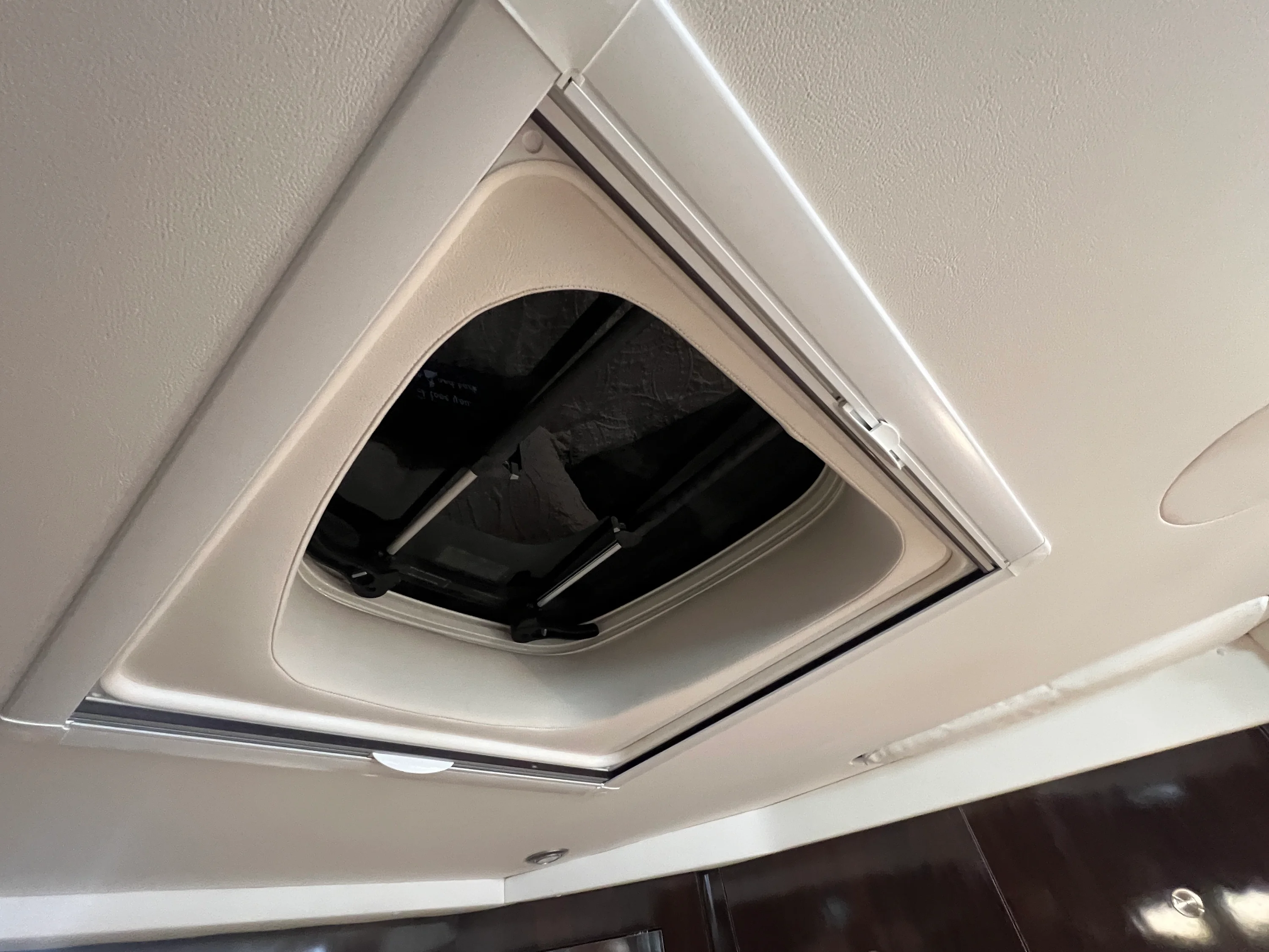 2018 Sea Ray 350 SUNDANCER Image Thumbnail #52