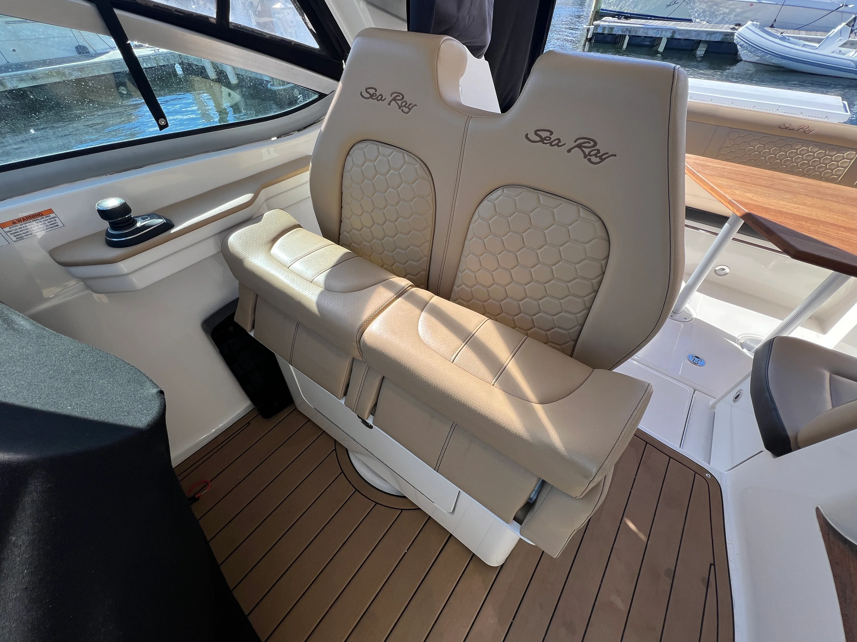 2018 Sea Ray 350 SUNDANCER Image Thumbnail #23