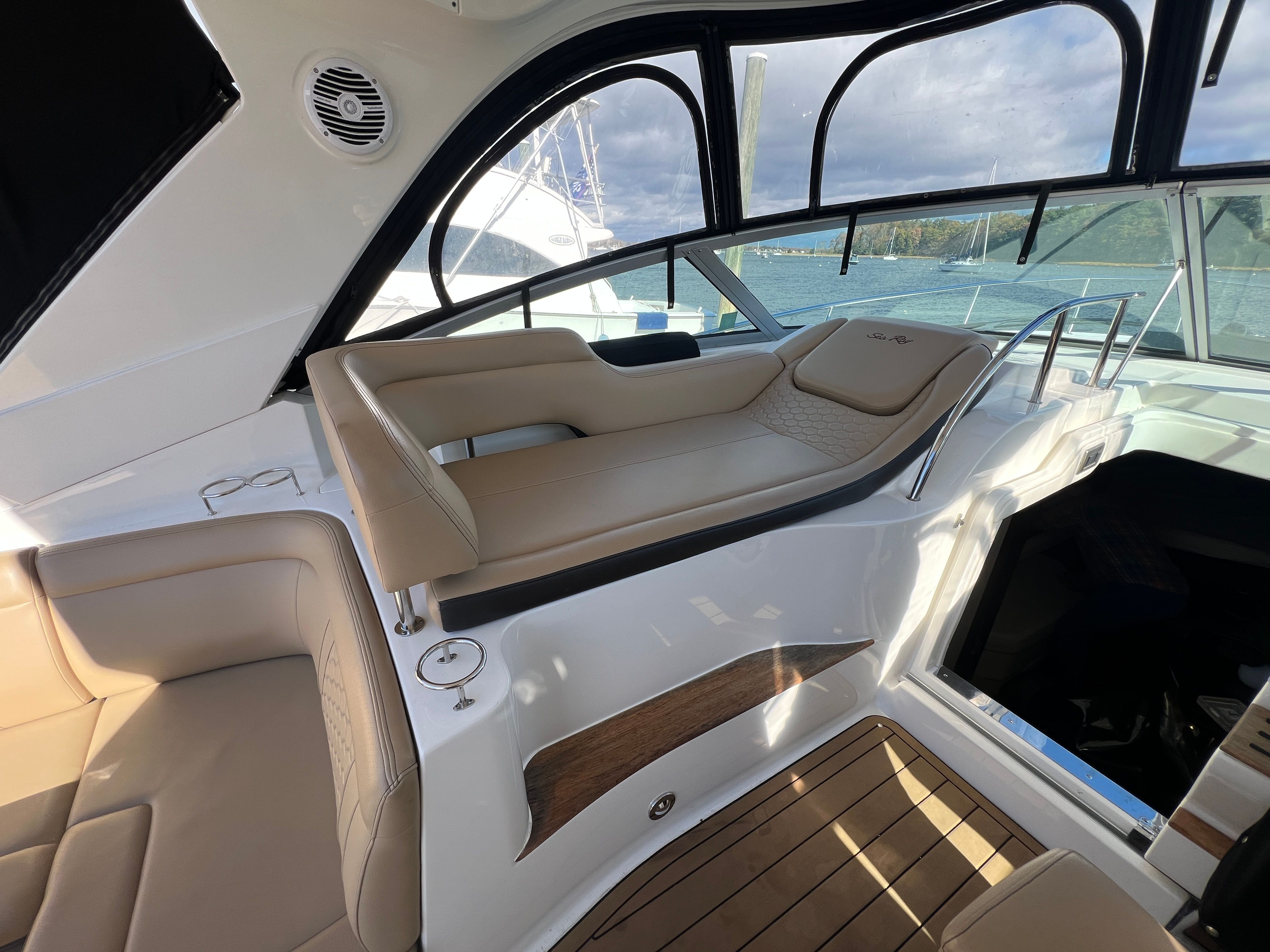 2018 Sea Ray 350 SUNDANCER Image Thumbnail #21
