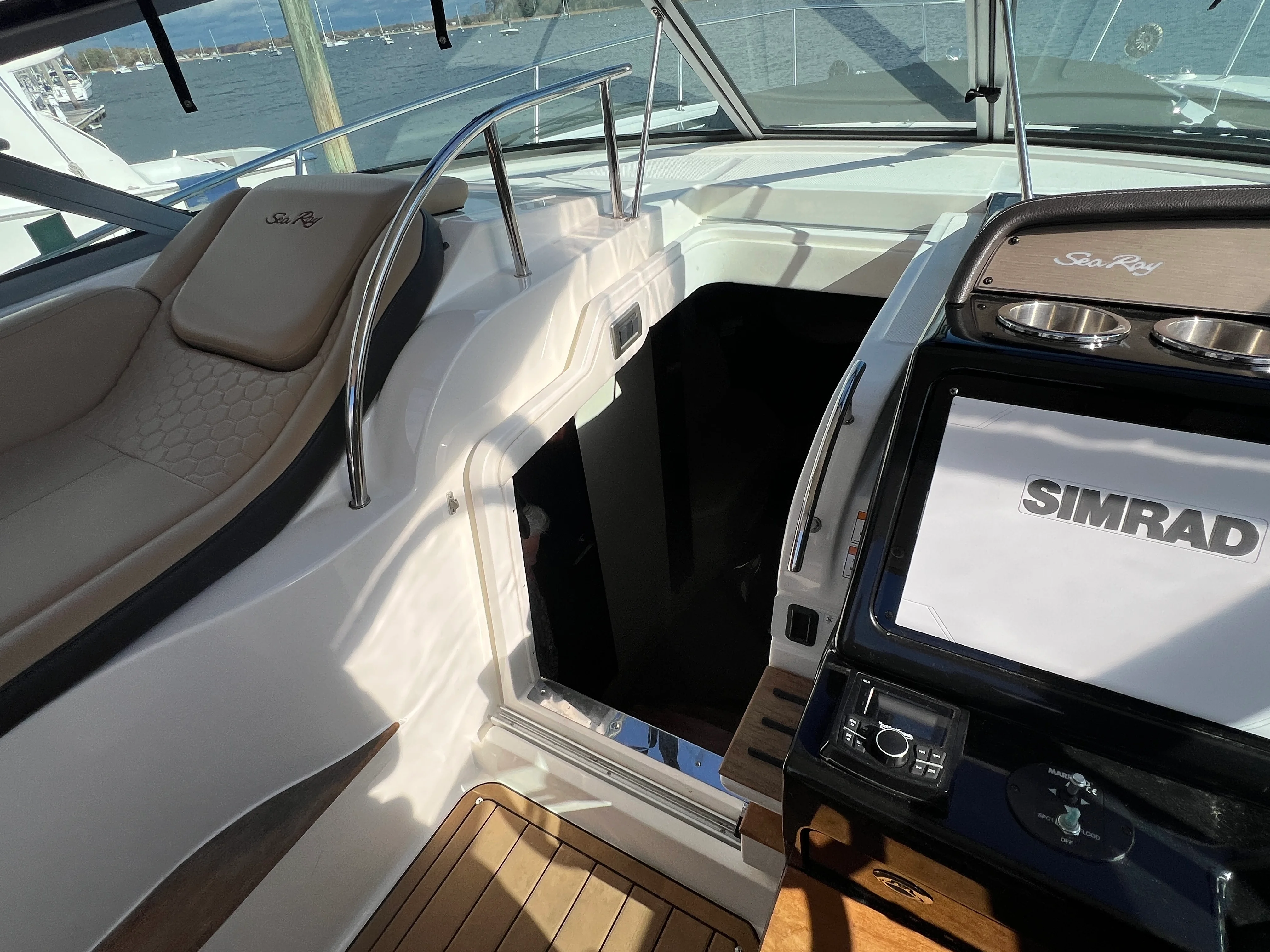 2018 Sea Ray 350 SUNDANCER Image Thumbnail #30