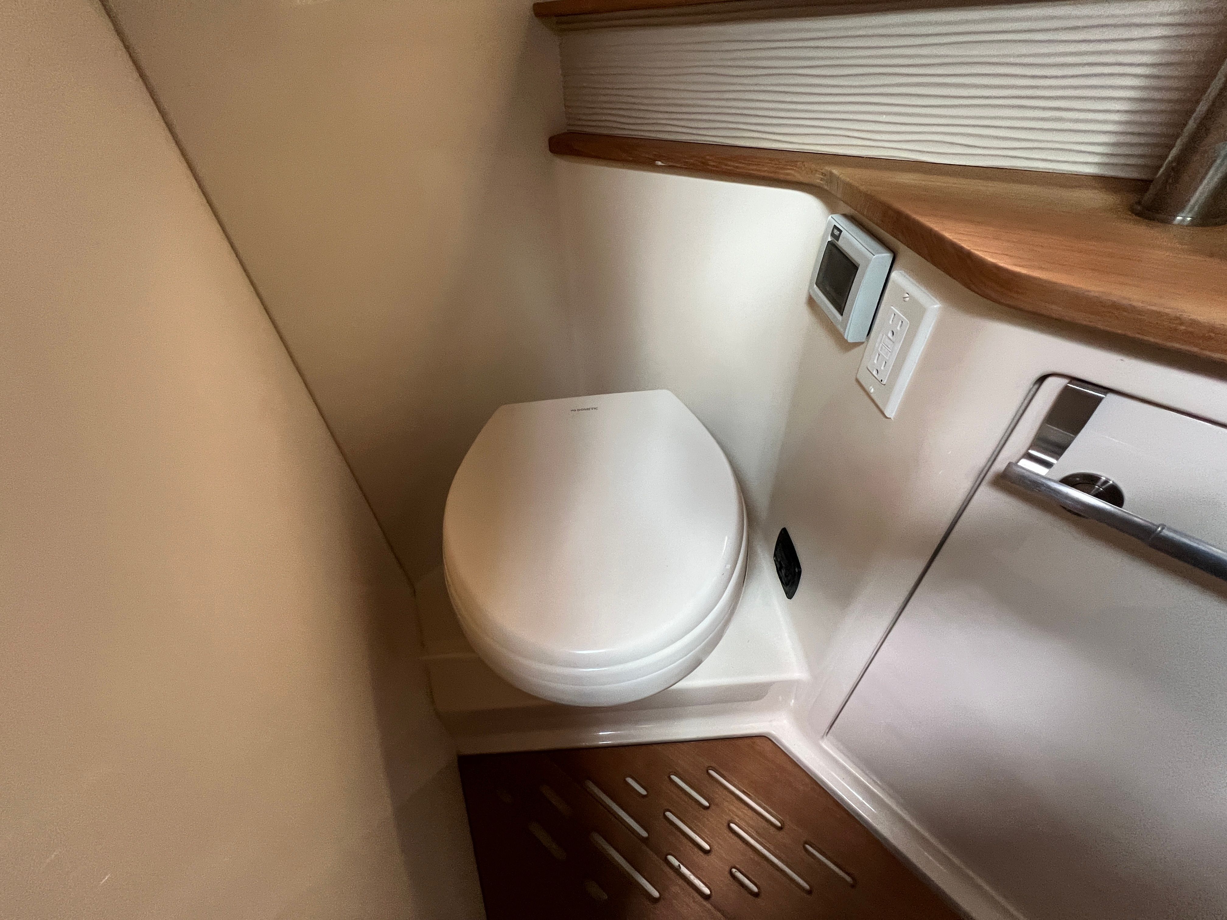 2018 Sea Ray 350 SUNDANCER Image Thumbnail #59