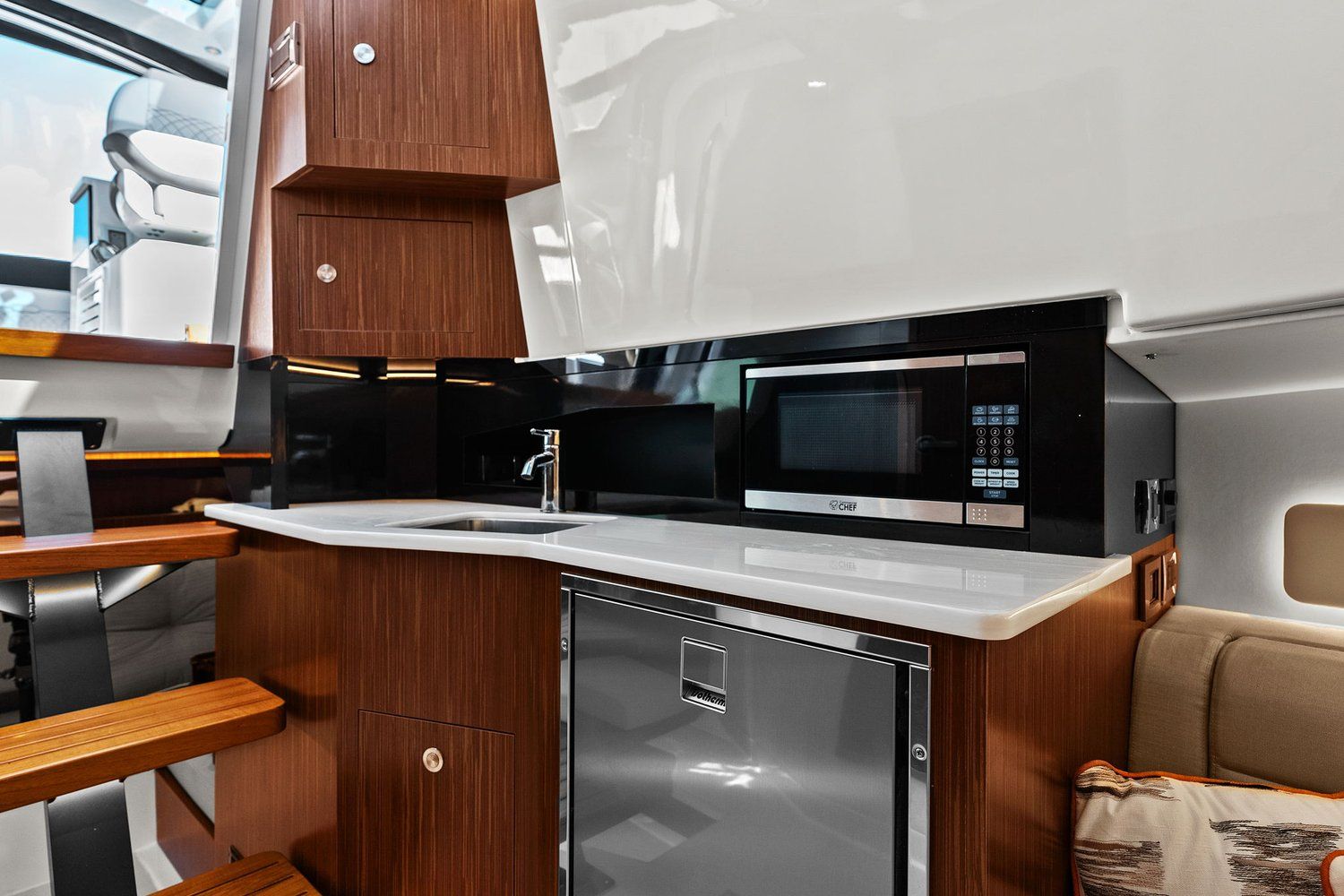 2023 Sea Ray 370 SUNDANCER OUTBOARD Image Thumbnail #39