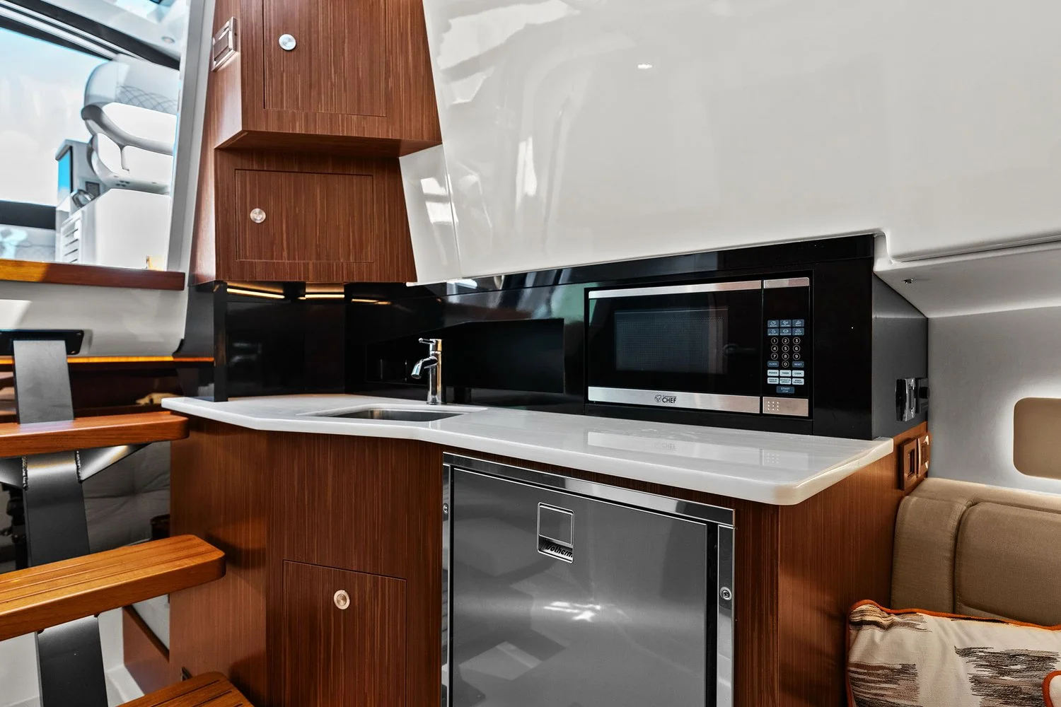 2023 Sea Ray 370 Sundancer Outboard Image Thumbnail #39