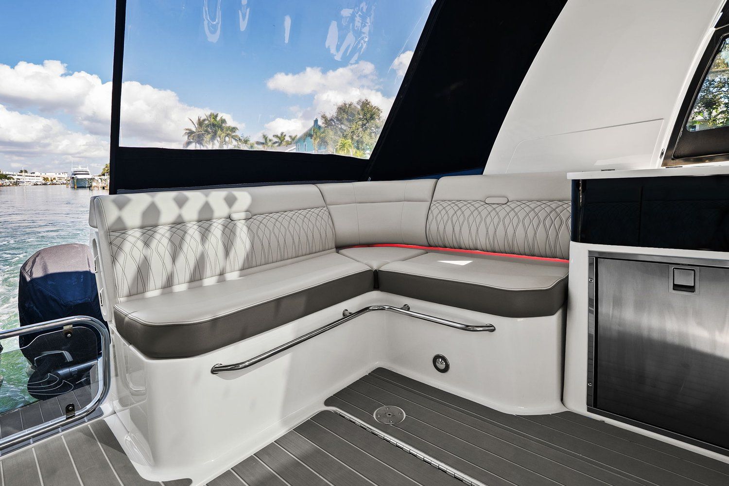 2023 Sea Ray 370 SUNDANCER OUTBOARD Image Thumbnail #21