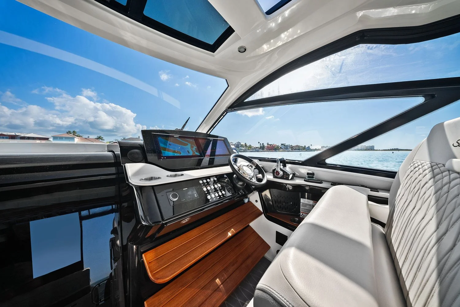 2023 Sea Ray 370 Sundancer Outboard Image Thumbnail #30
