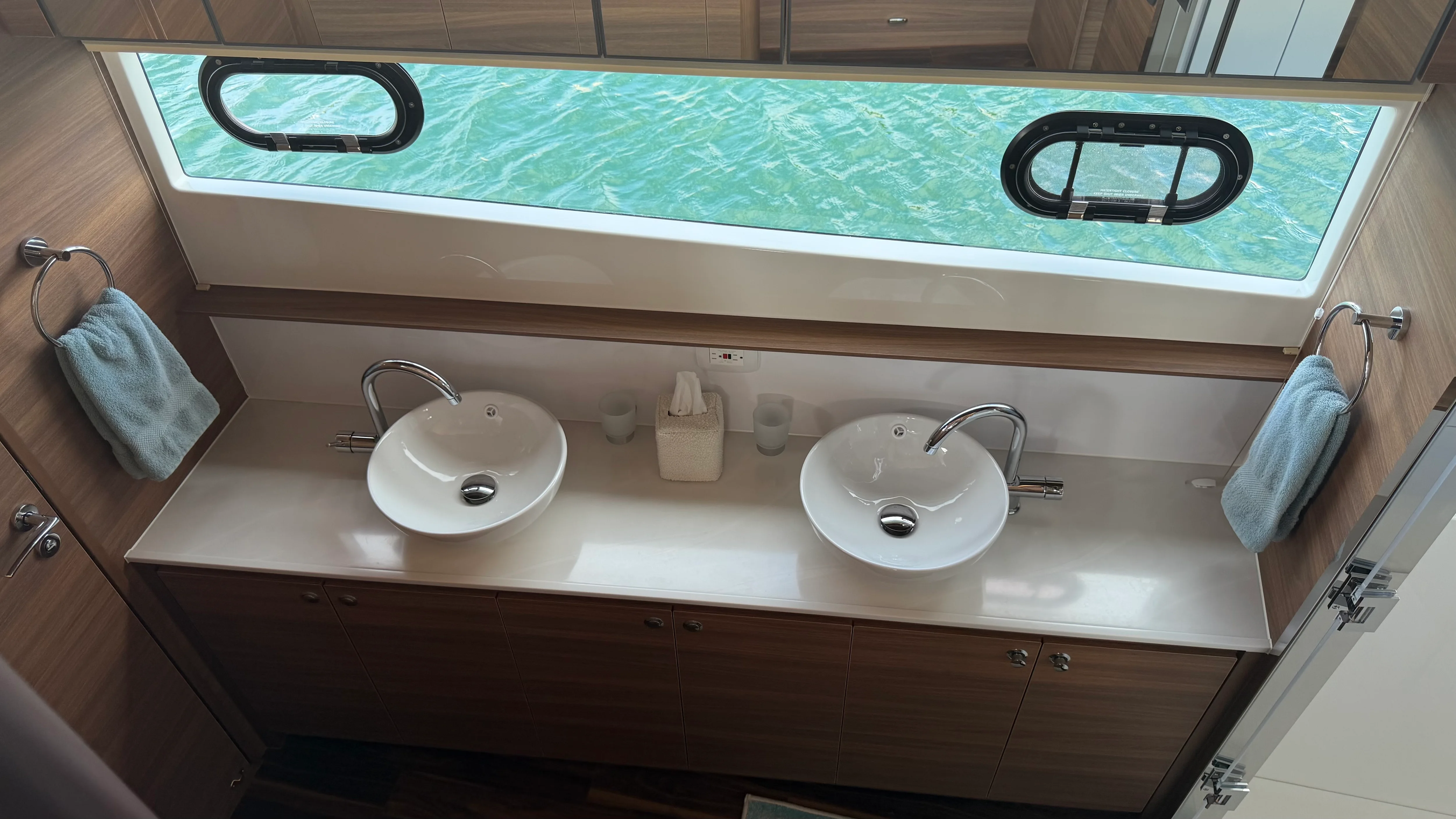 2025 Aquila
                                                             54 ENCLOSED BRIDGE Image Thumbnail #86