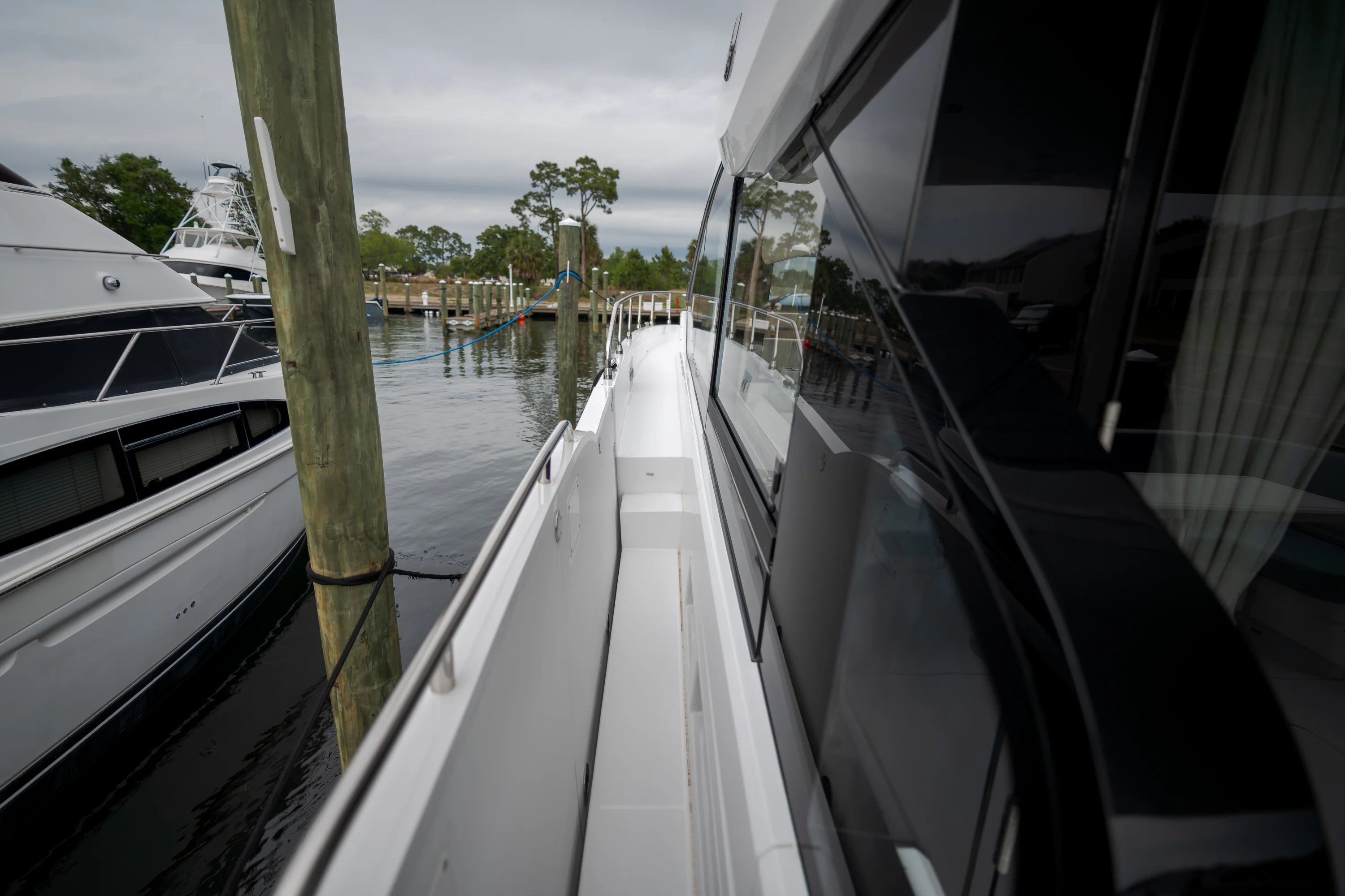 2026 Cruisers Yachts 57 FLY Image Thumbnail #13
