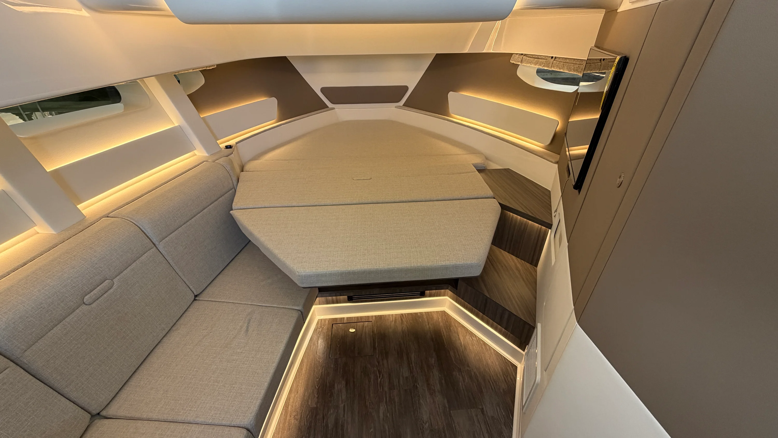 2026 Sea Ray Sundancer 370 Outboard Image Thumbnail #39