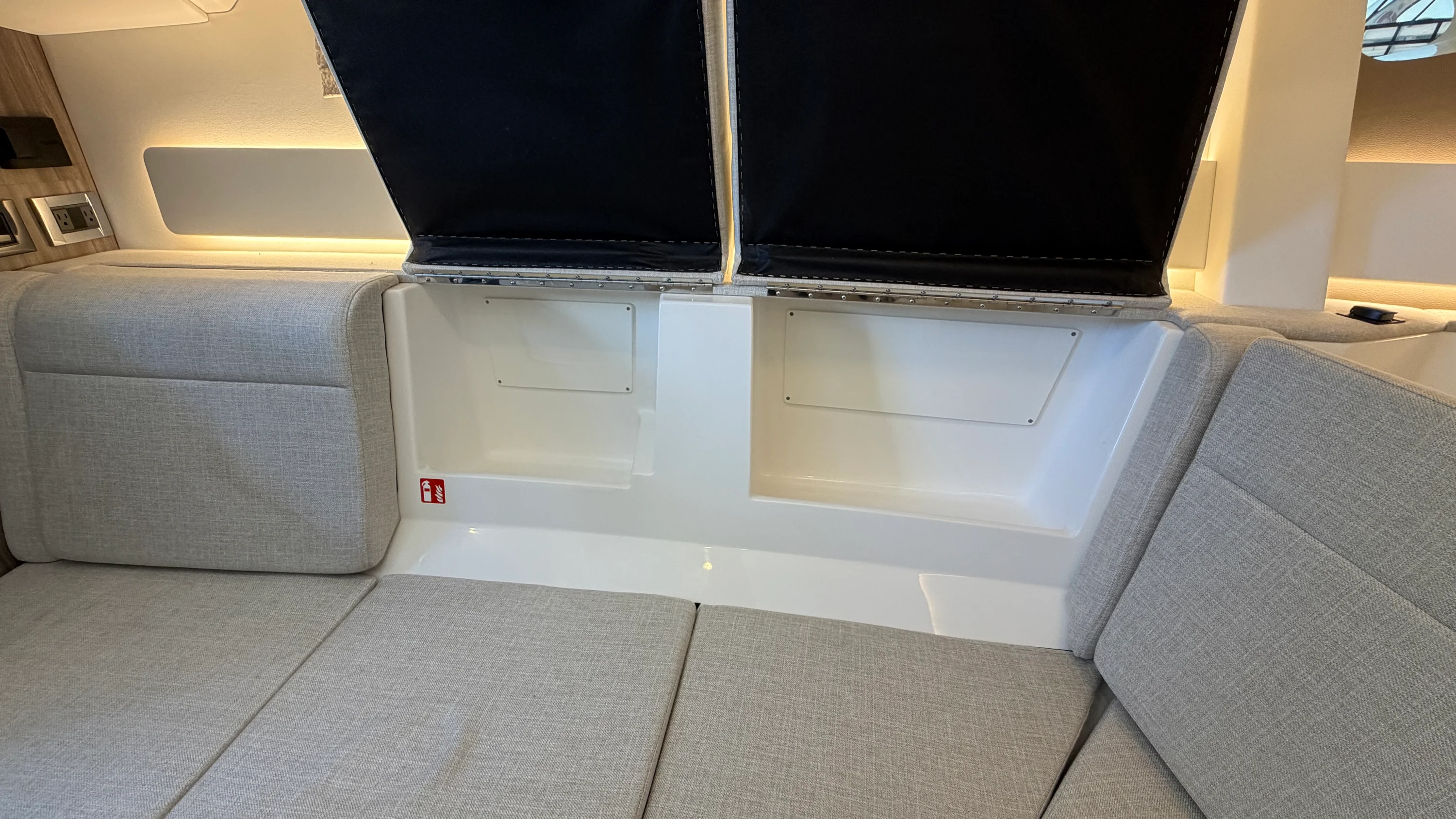 2026 Sea Ray Sundancer 370 Outboard Image Thumbnail #37