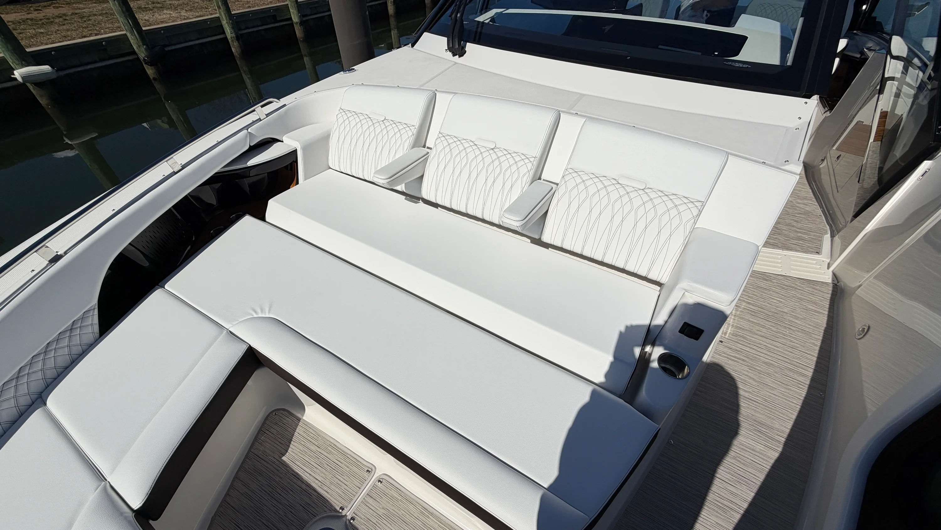 2026 Sea Ray Sundancer 370 Outboard Image Thumbnail #28