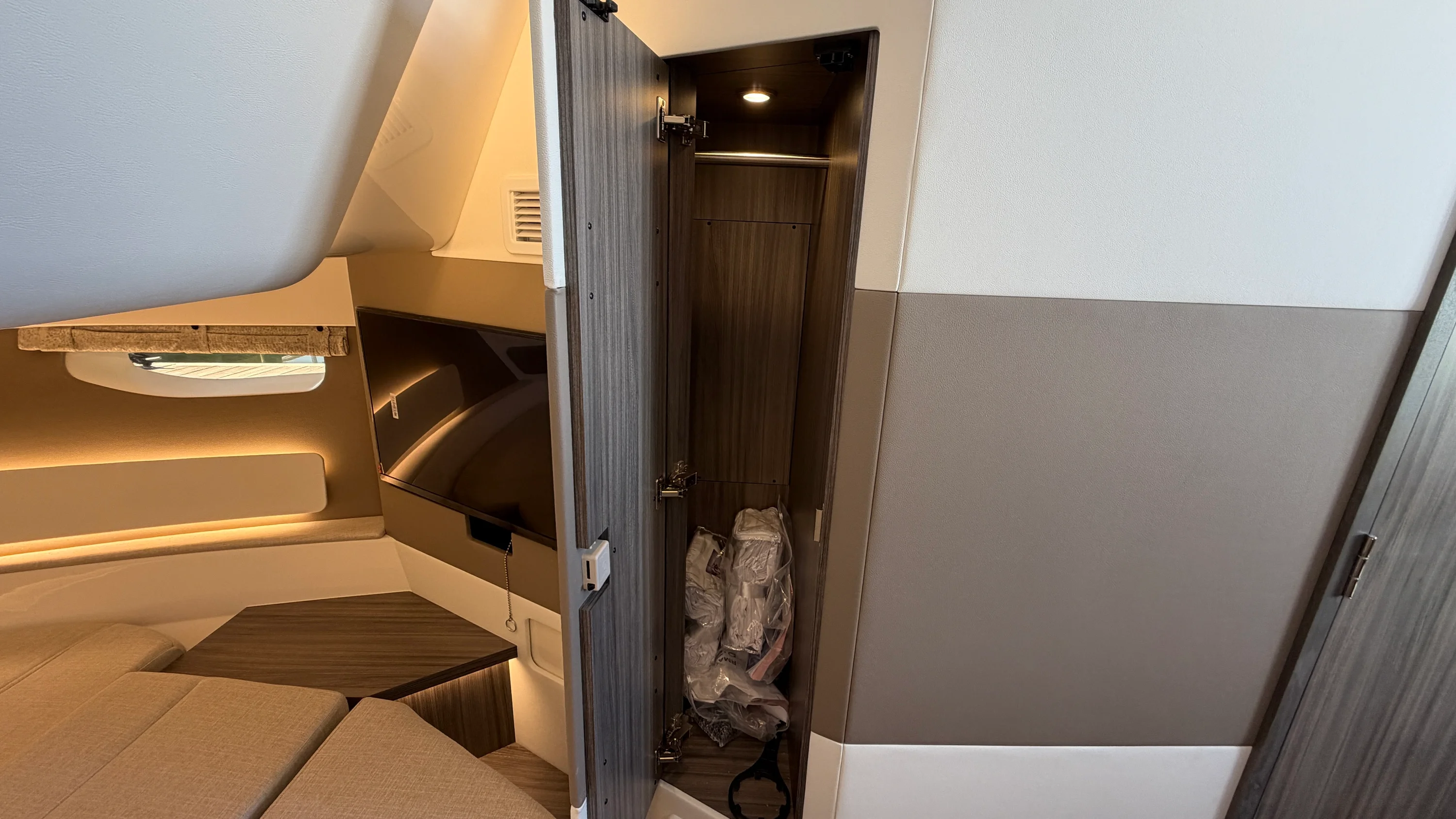 2026 Sea Ray Sundancer 370 Outboard Image Thumbnail #41