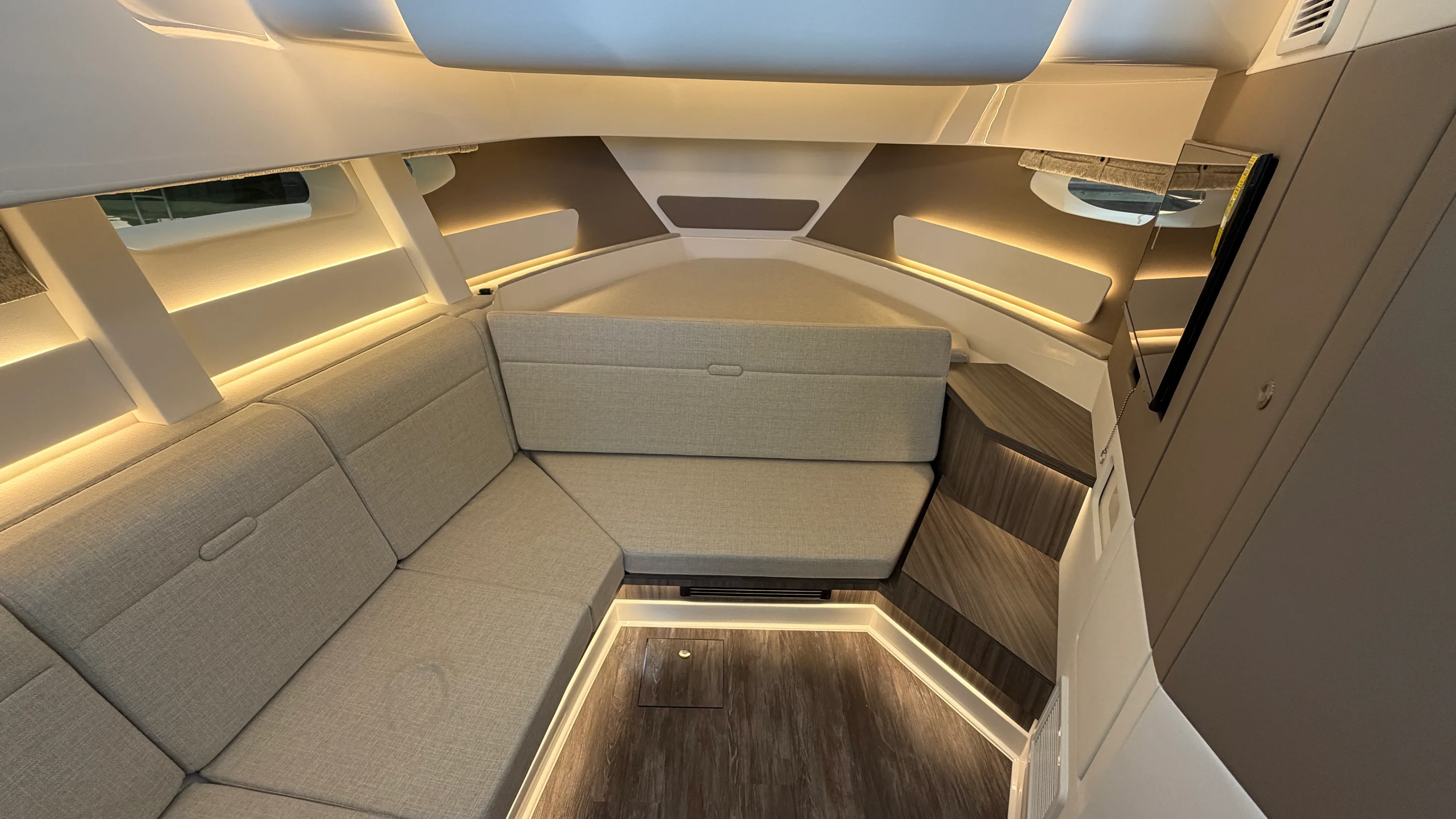 2026 Sea Ray Sundancer 370 Outboard Image Thumbnail #38