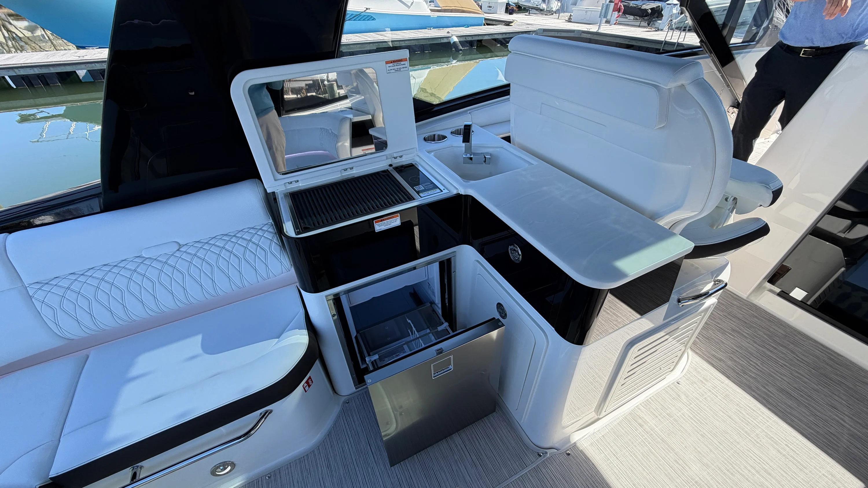 2026 Sea Ray Sundancer 370 Outboard Image Thumbnail #17