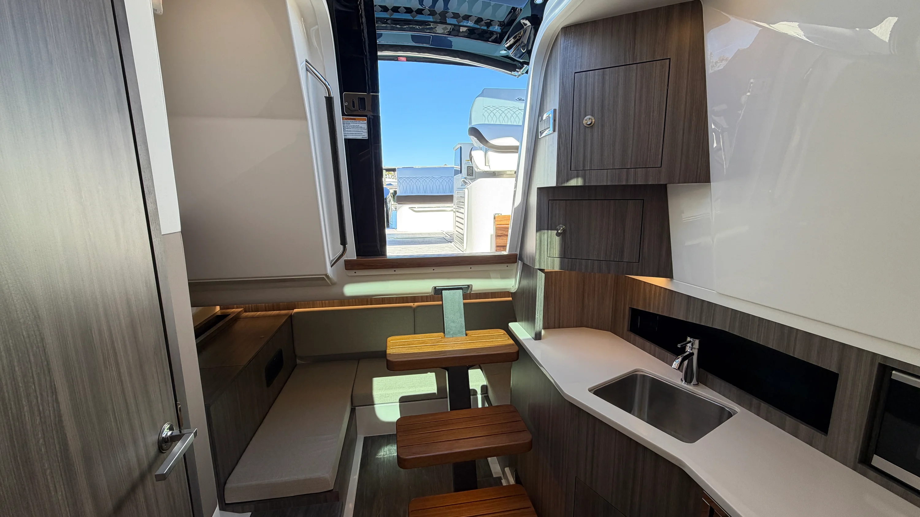 2026 Sea Ray Sundancer 370 Outboard Image Thumbnail #32