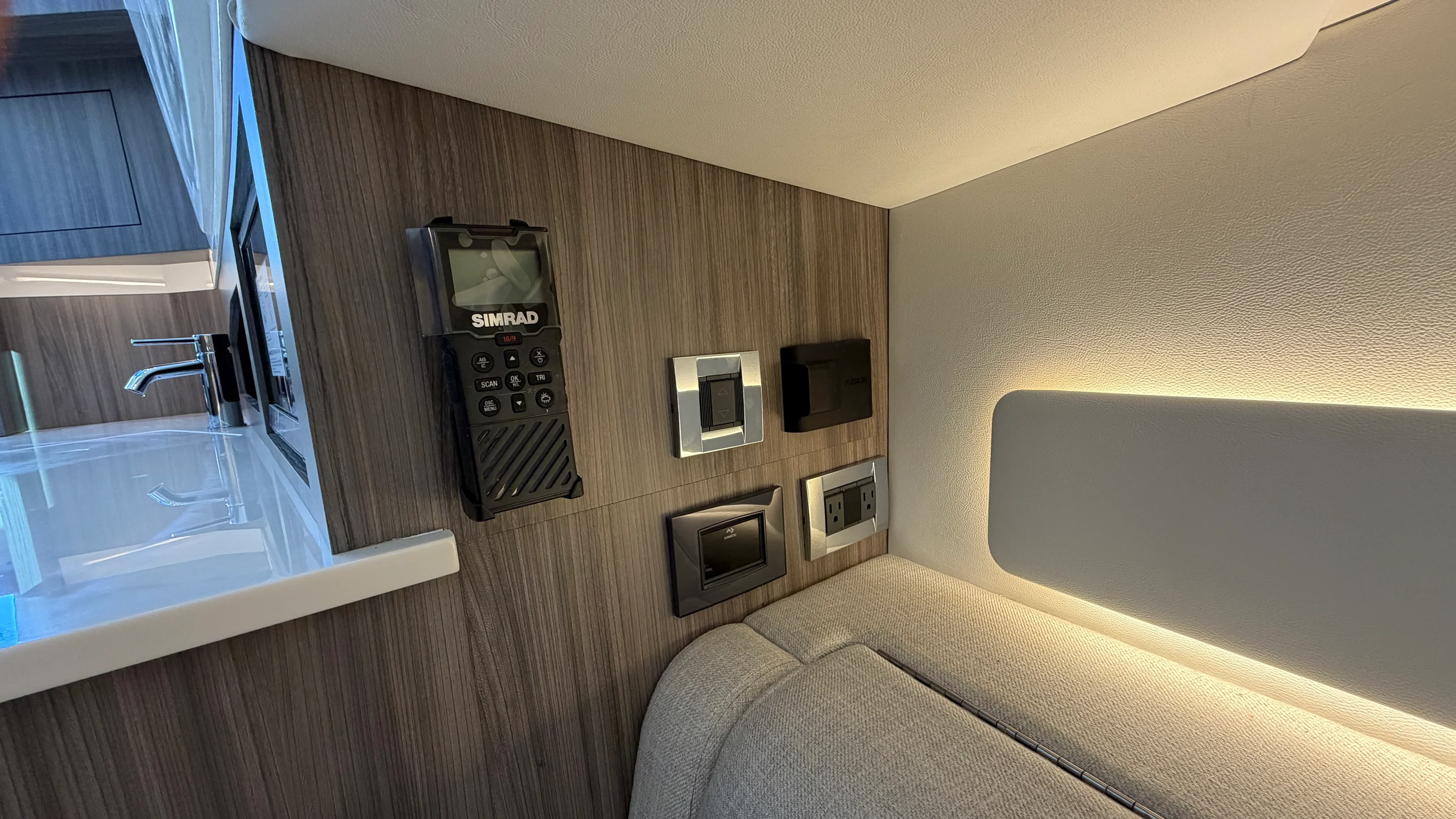 2026 Sea Ray Sundancer 370 Outboard Image Thumbnail #35