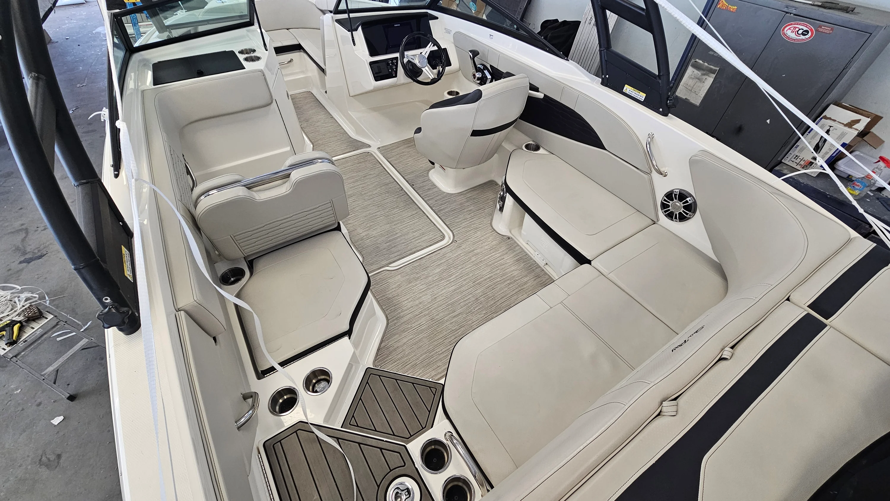 2023 Sea Ray SPX 210 Outboard Image Thumbnail #9