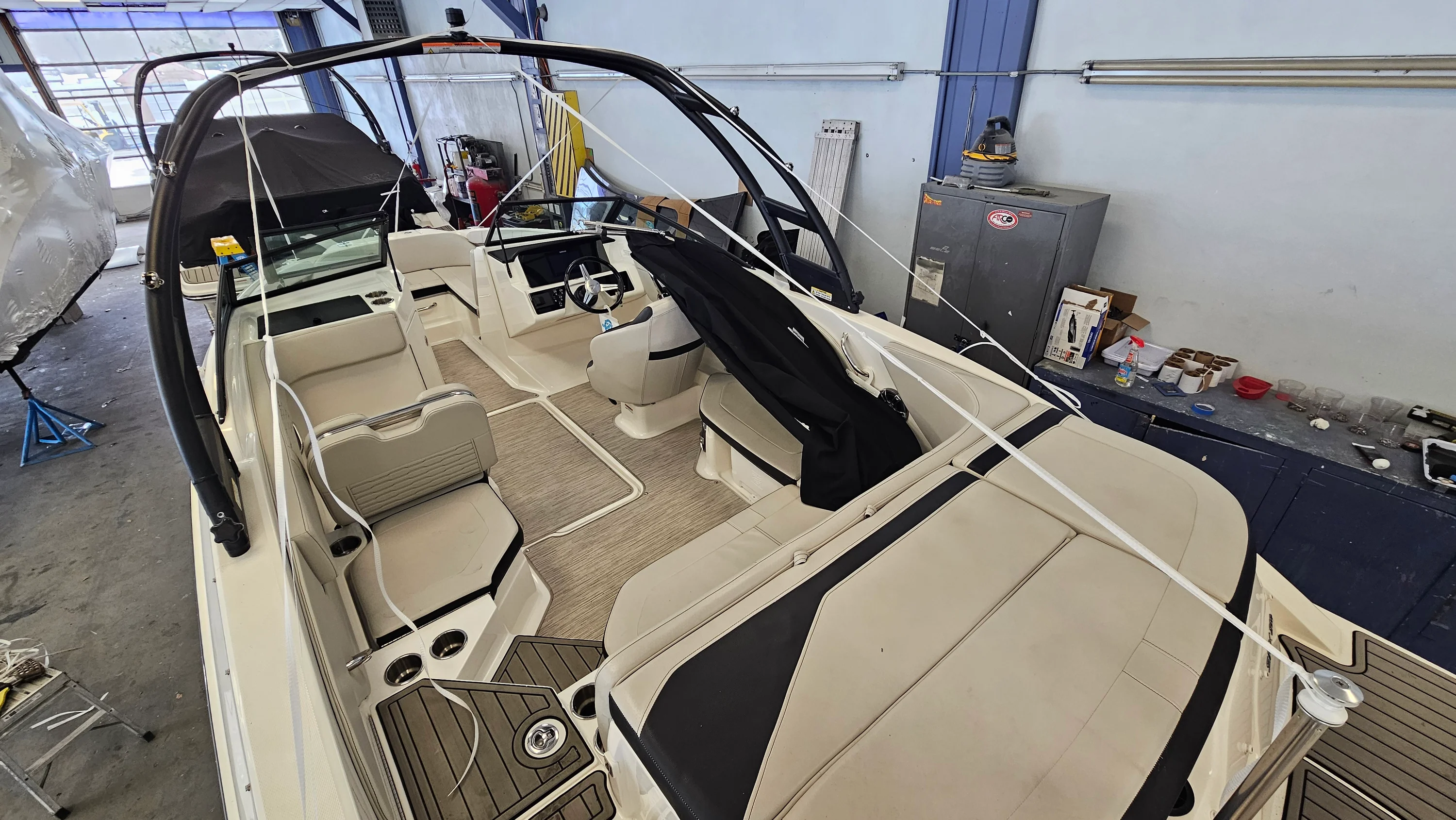 2023 Sea Ray SPX 210 Outboard Image Thumbnail #10