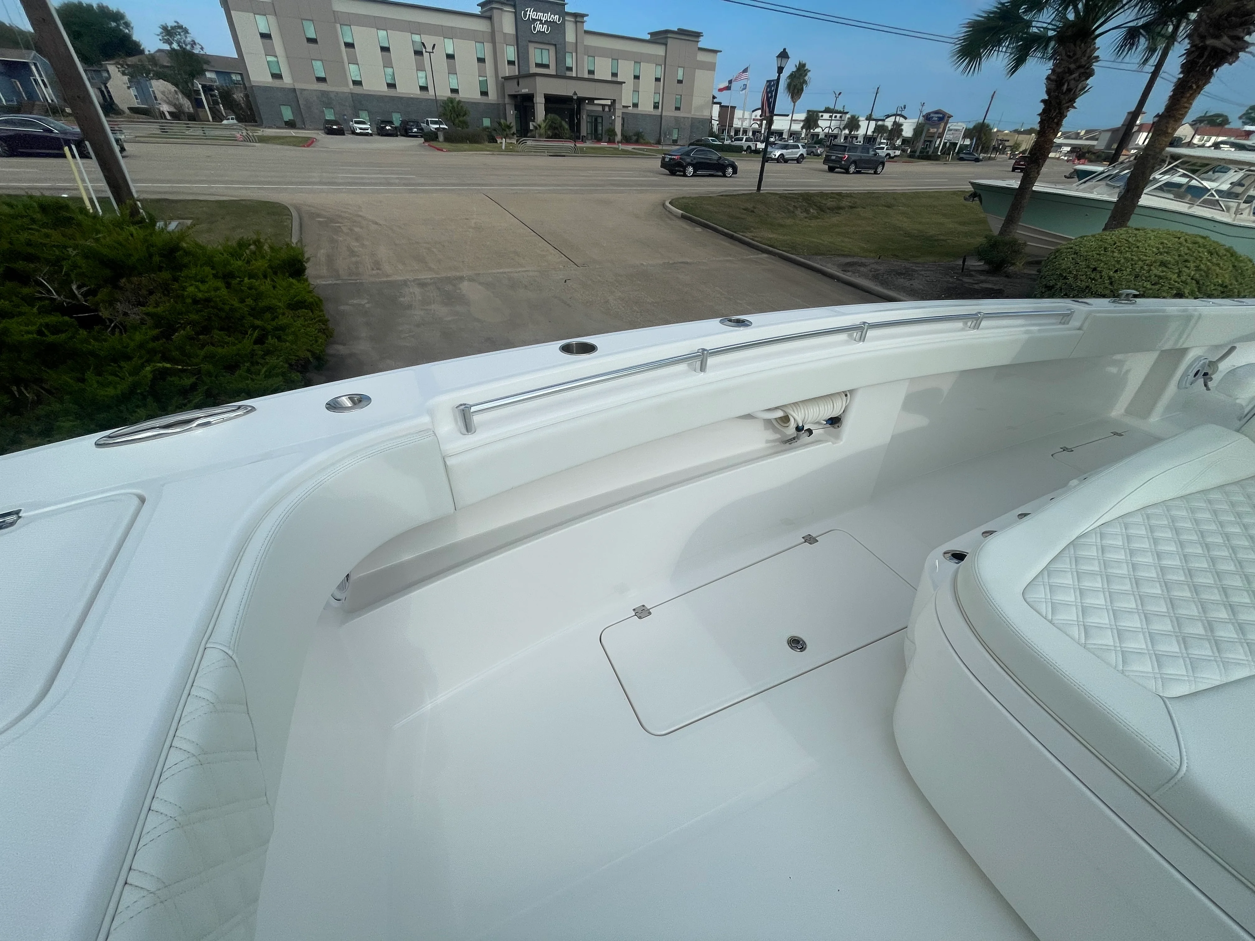 2022 Invincible 33 CAT Image Thumbnail #12