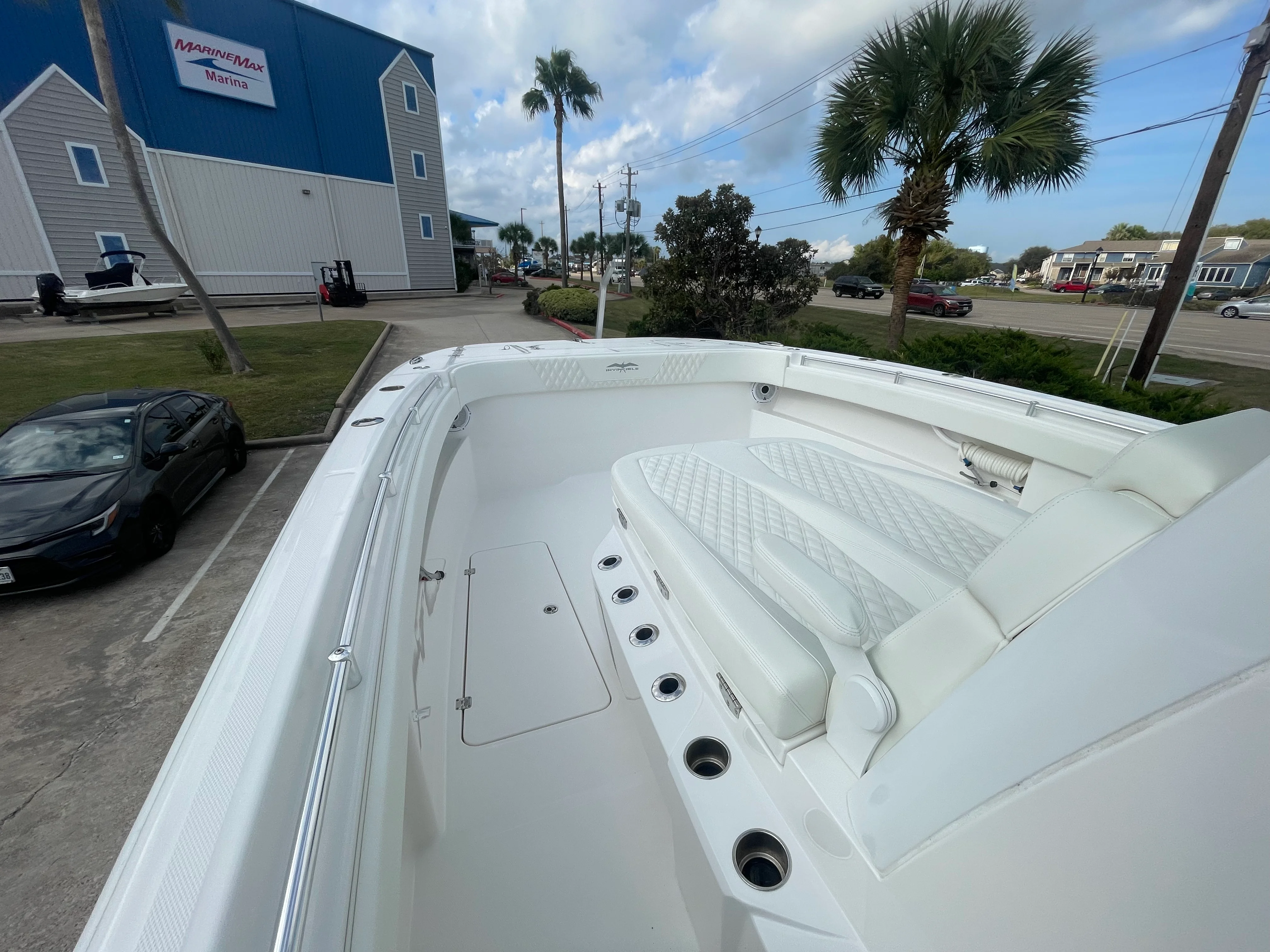 2022 Invincible 33 CAT Image Thumbnail #8