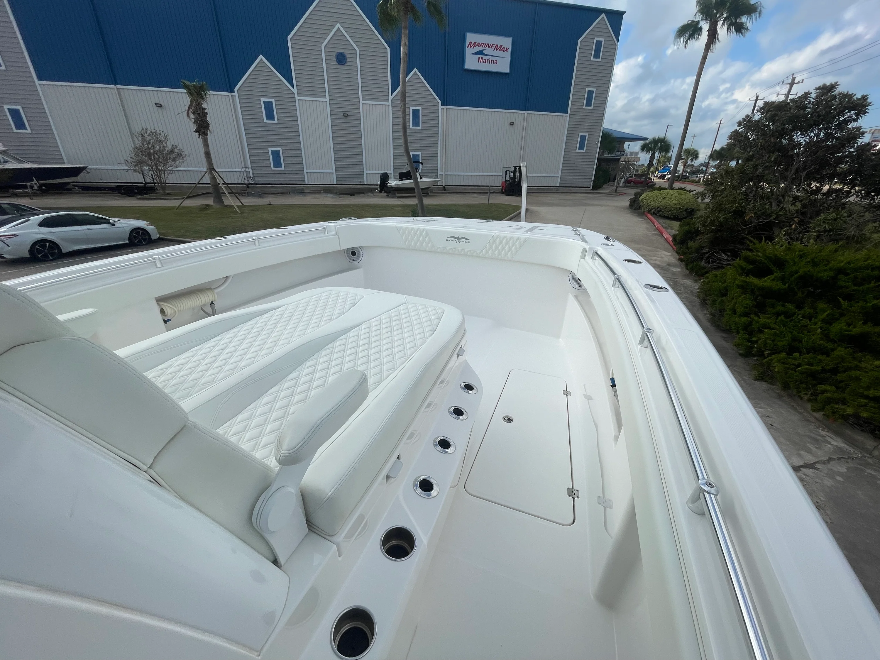 2022 Invincible 33 CAT Image Thumbnail #9