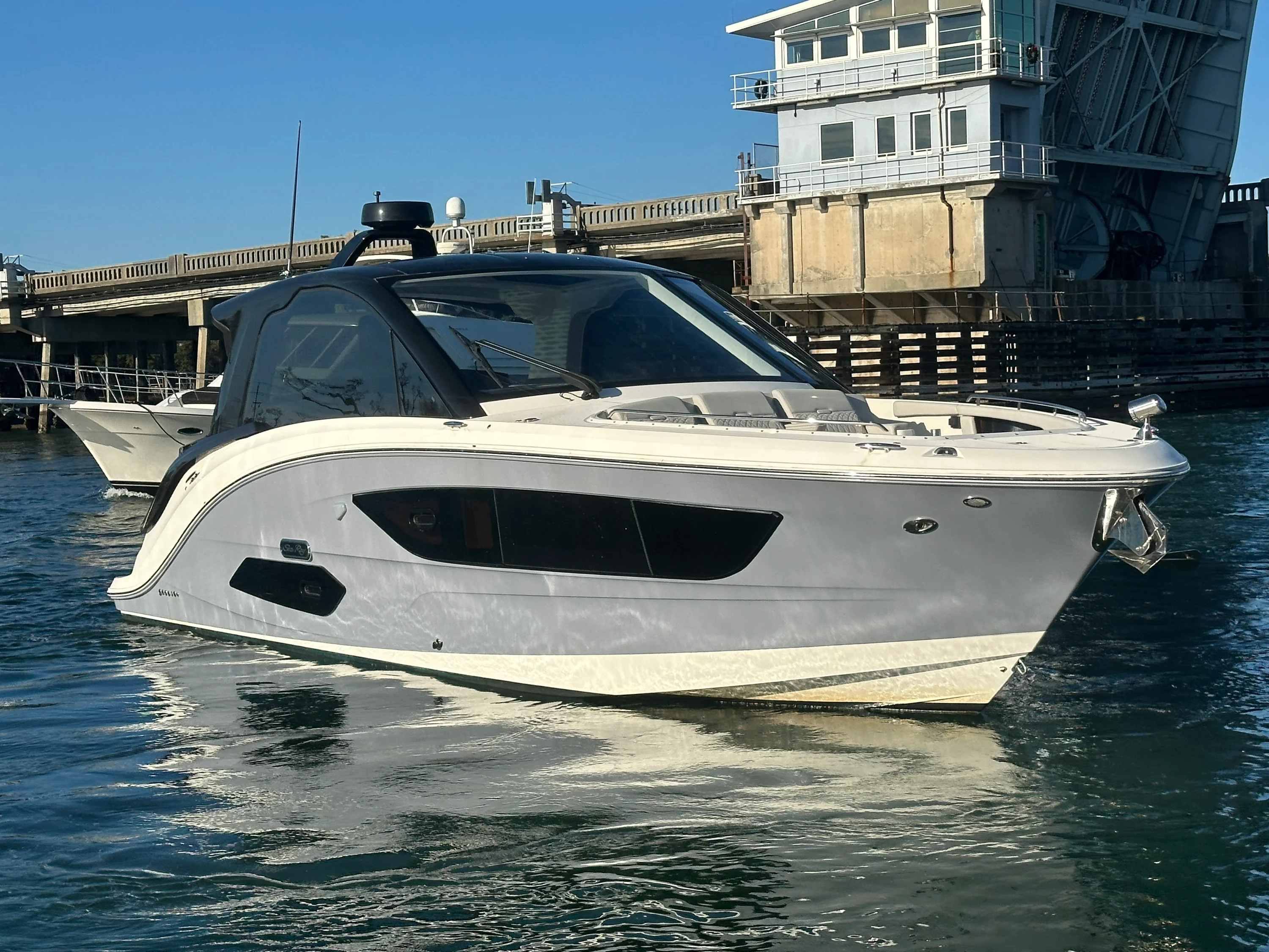 2021 Sea Ray 370 SUNDANCER OUTBOARD Image Thumbnail #2