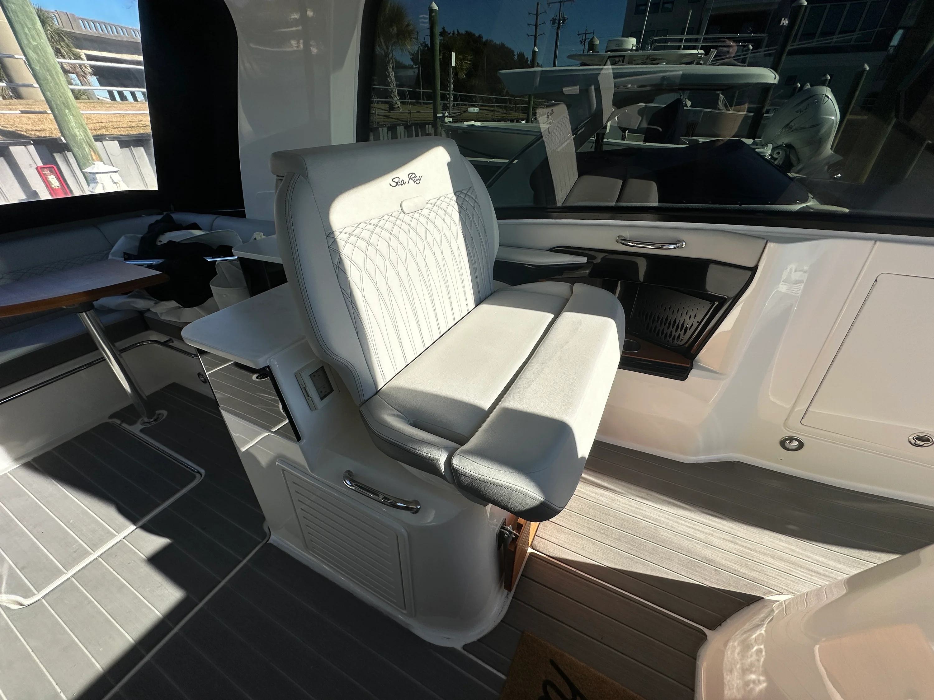 2021 Sea Ray 370 SUNDANCER OUTBOARD Image Thumbnail #13