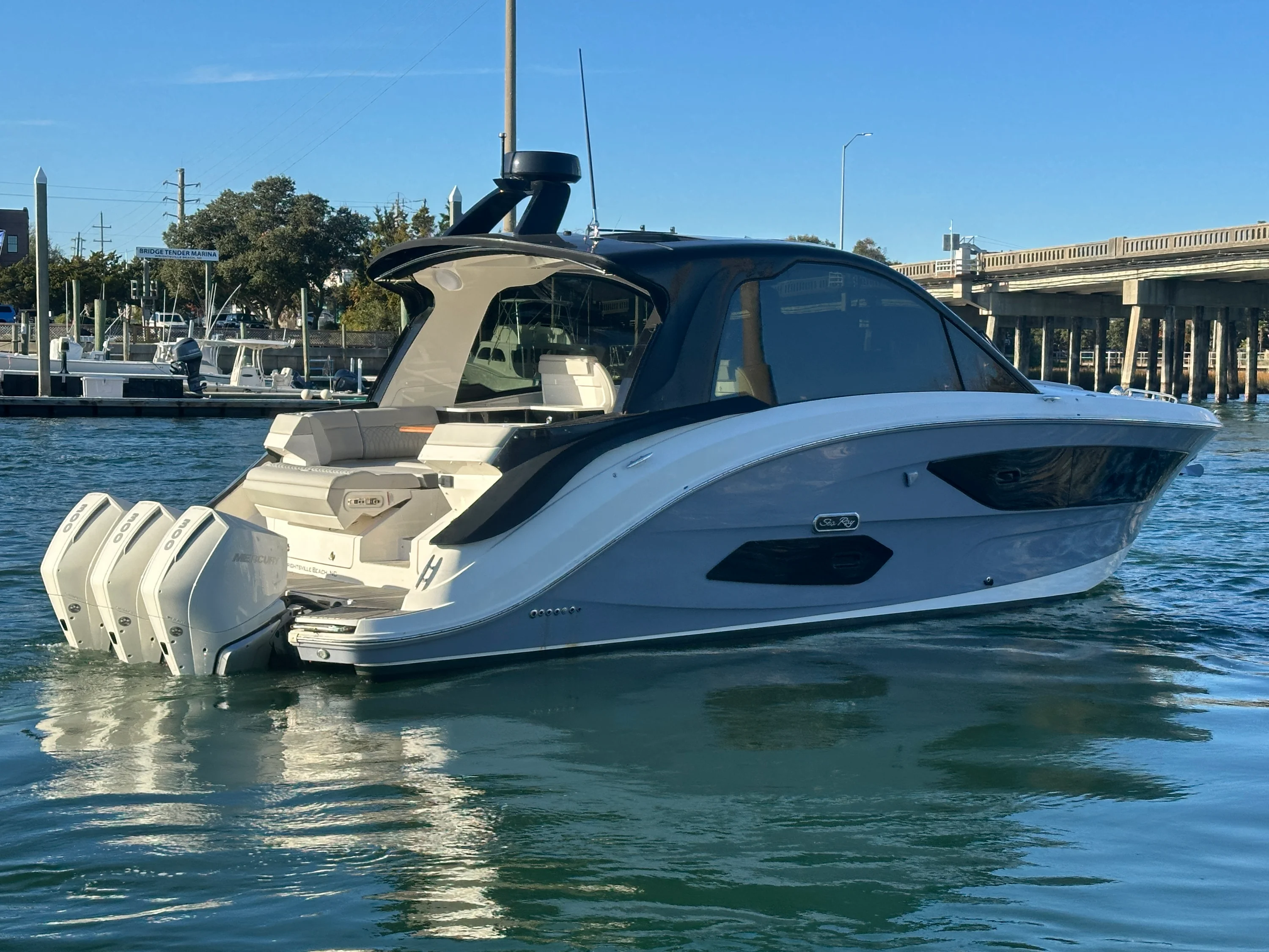 2021 Sea Ray 370 SUNDANCER OUTBOARD Image Thumbnail #1