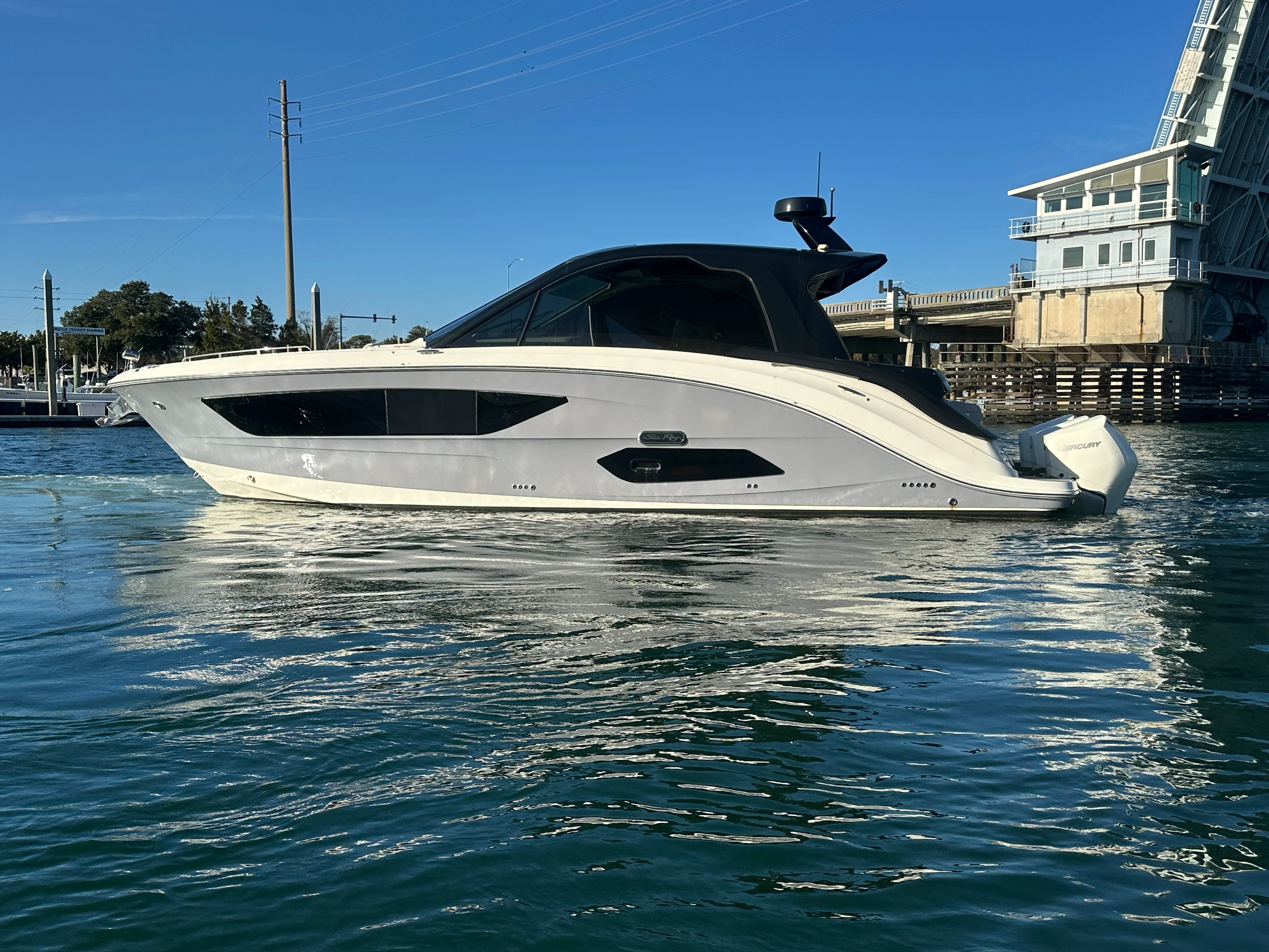 2021 Sea Ray 370 SUNDANCER OUTBOARD Image Thumbnail #3