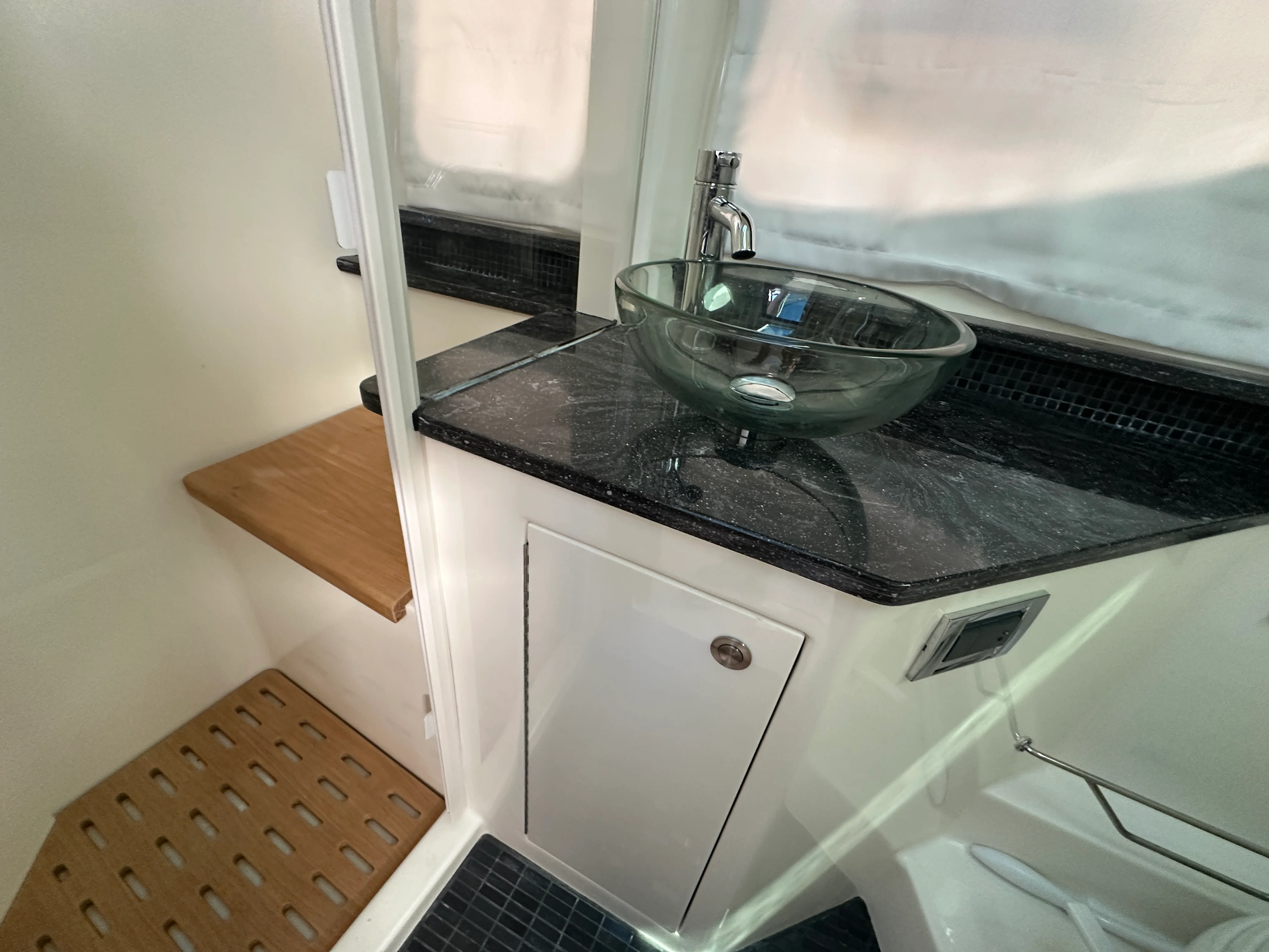 2021 Sea Ray 370 SUNDANCER OUTBOARD Image Thumbnail #17