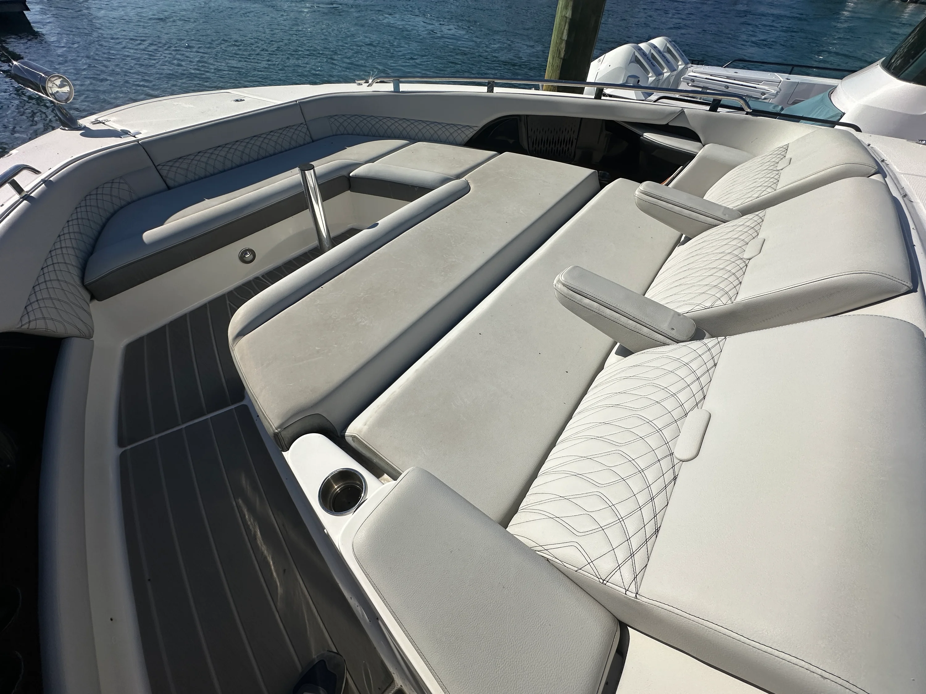 2021 Sea Ray 370 SUNDANCER OUTBOARD Image Thumbnail #7