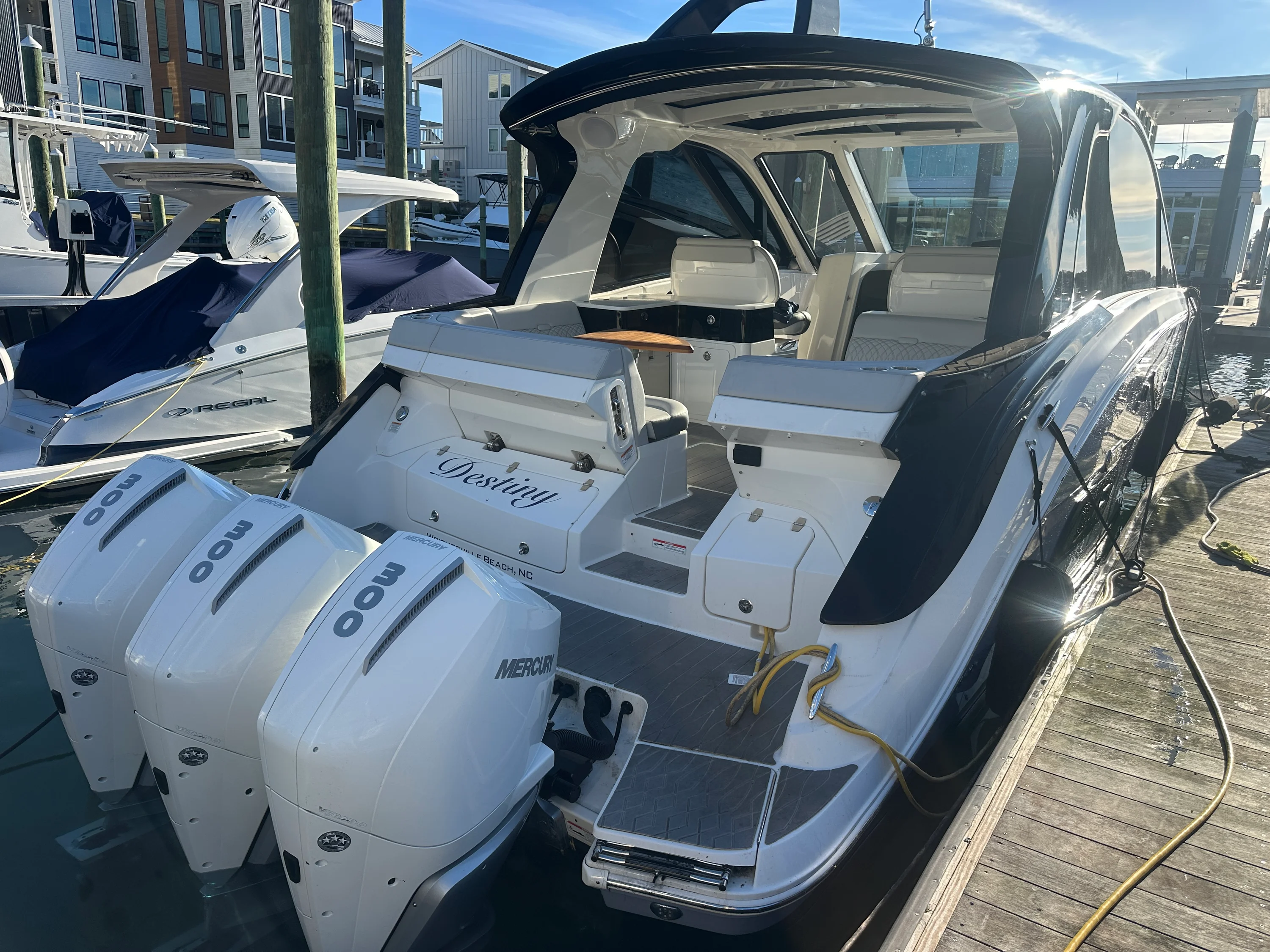 2021 Sea Ray 370 SUNDANCER OUTBOARD Image Thumbnail #4