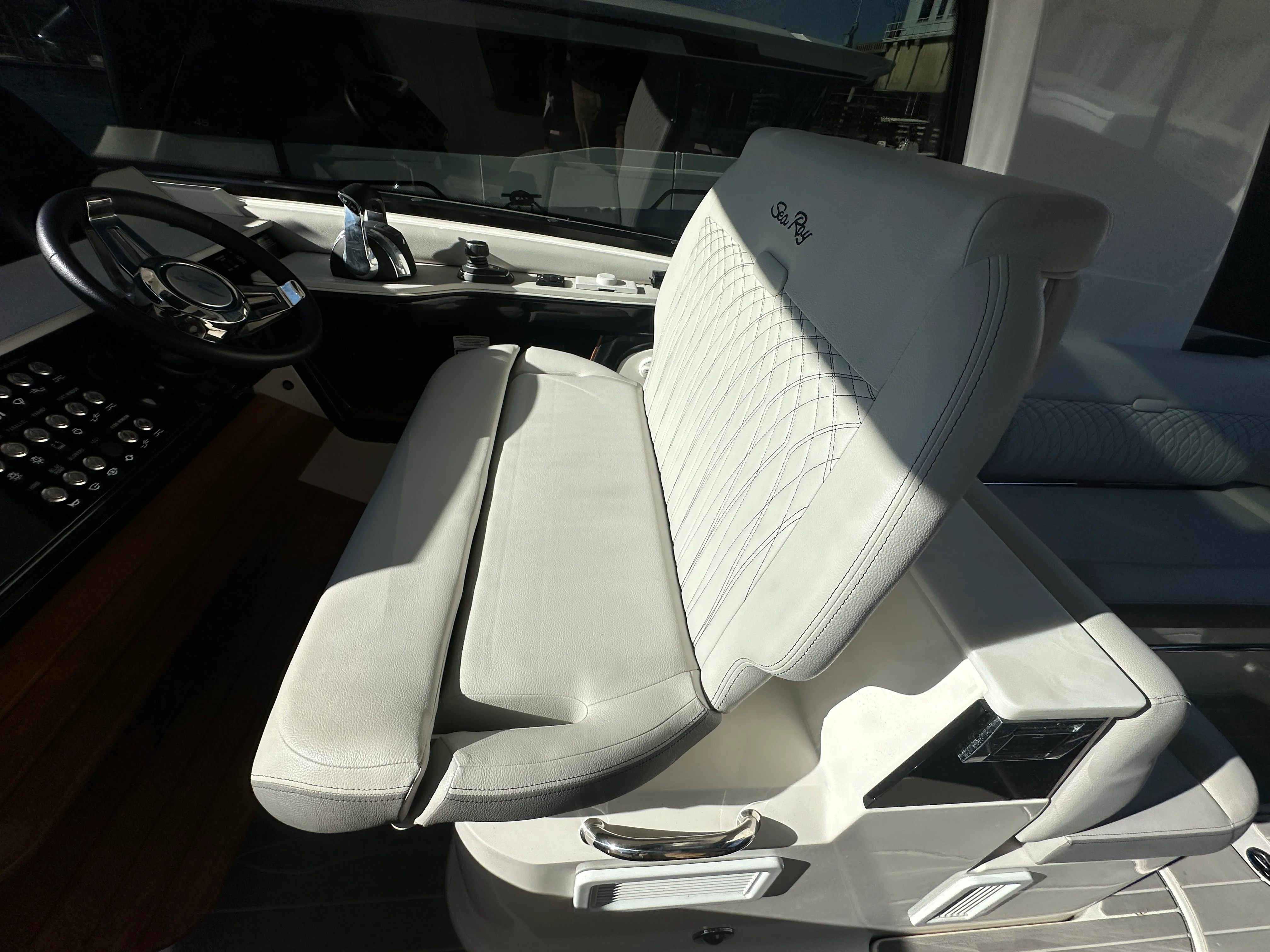 2021 Sea Ray 370 SUNDANCER OUTBOARD Image Thumbnail #11