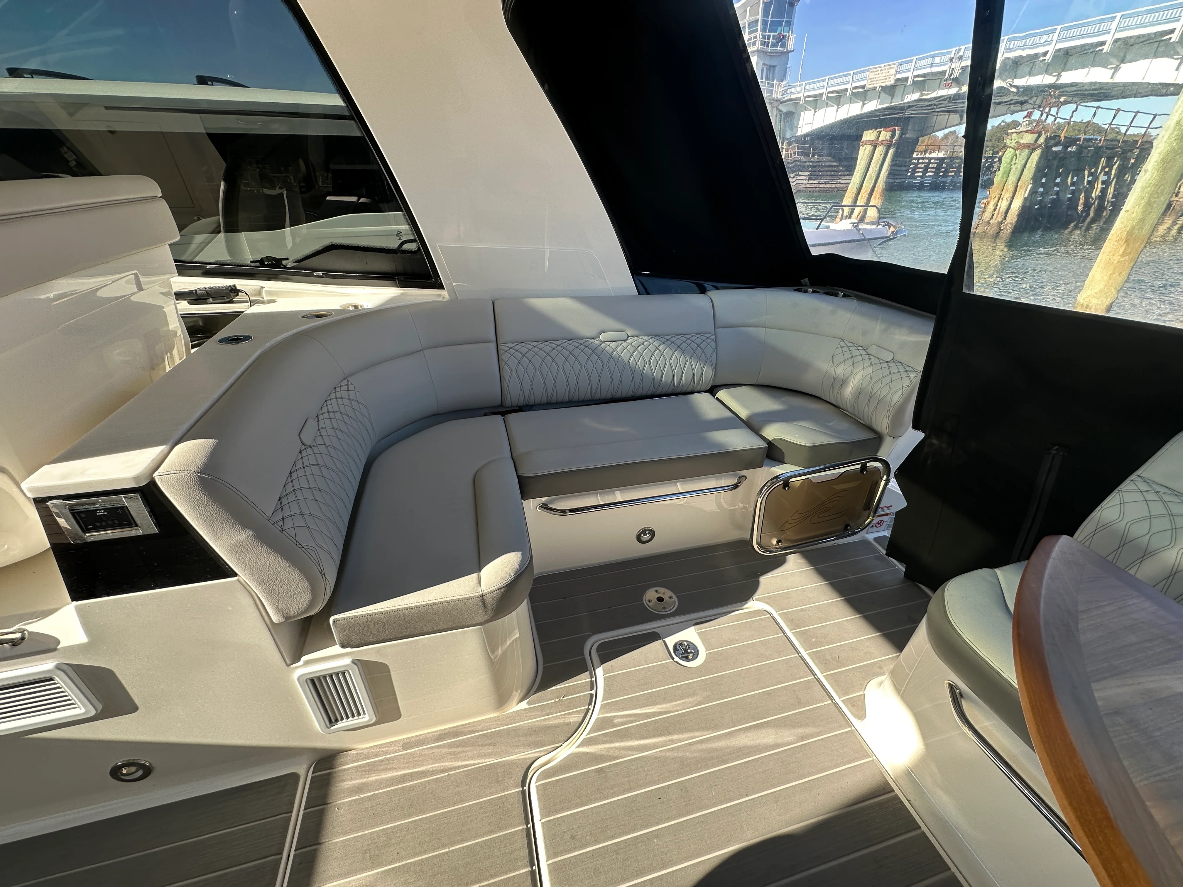 2021 Sea Ray 370 SUNDANCER OUTBOARD Image Thumbnail #9