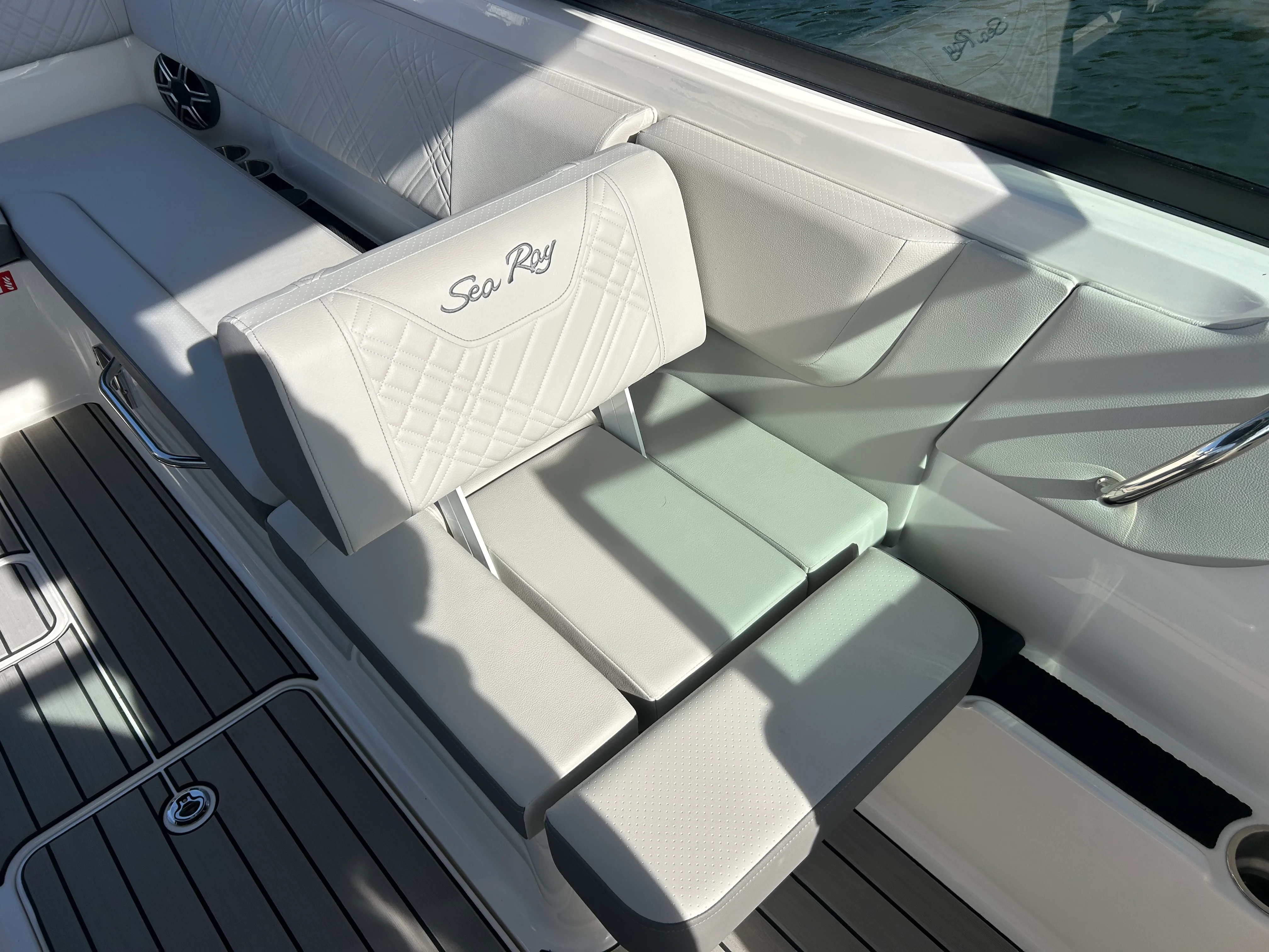 2026 Sea Ray SDX 270 Outboard Image Thumbnail #18