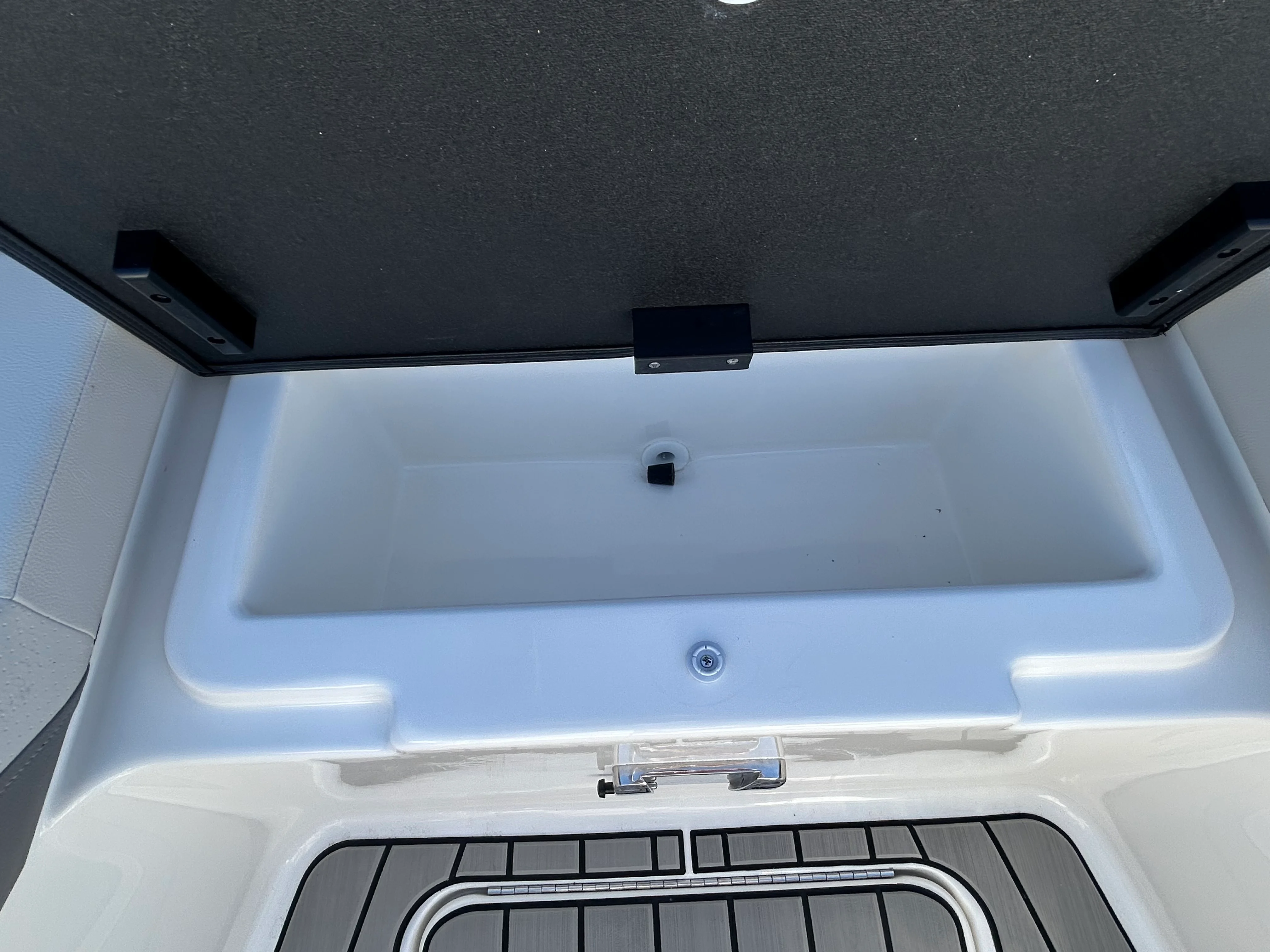 2026 Sea Ray SDX 270 Outboard Image Thumbnail #24