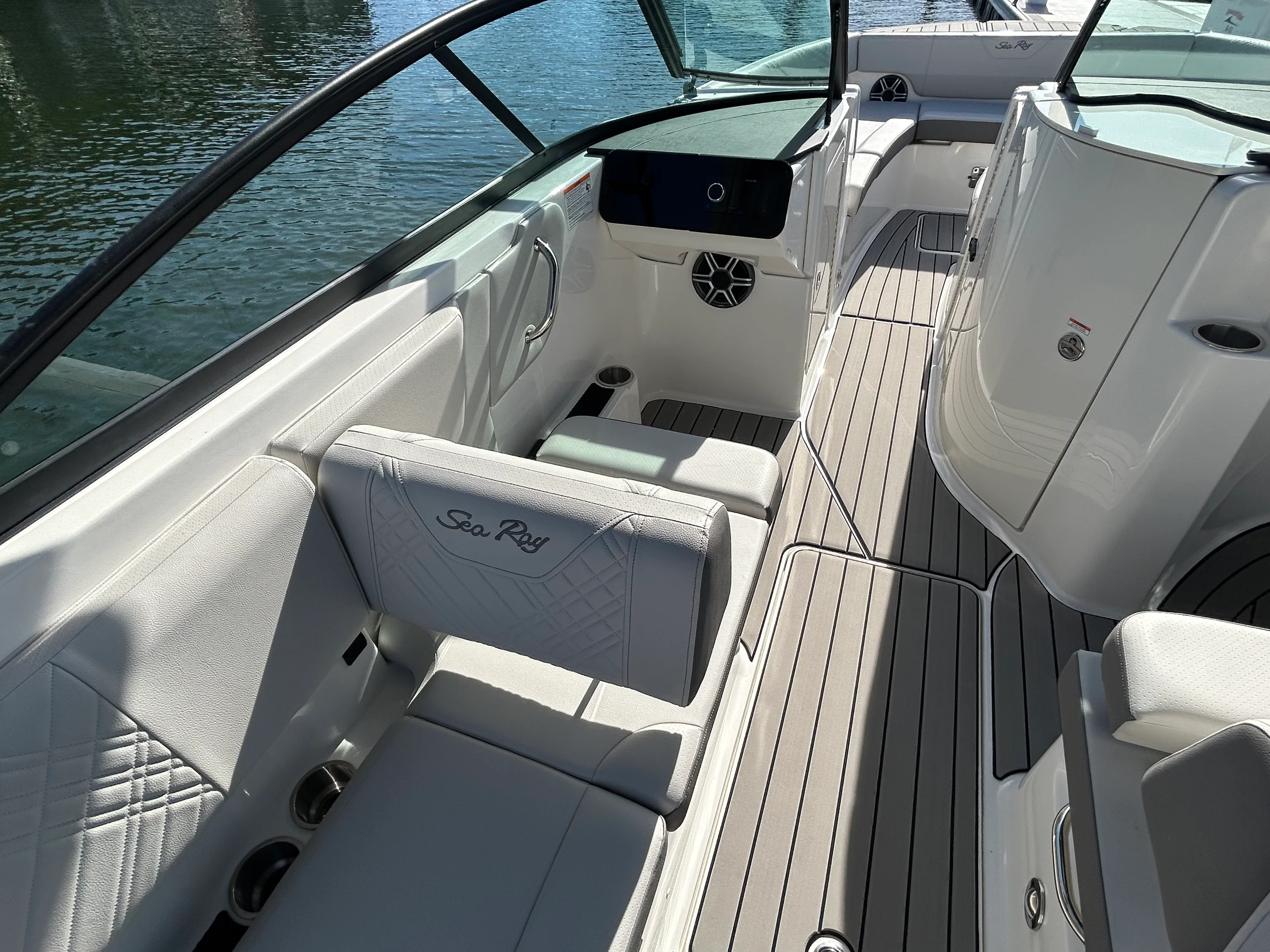 2026 Sea Ray SDX 270 Outboard Image Thumbnail #12