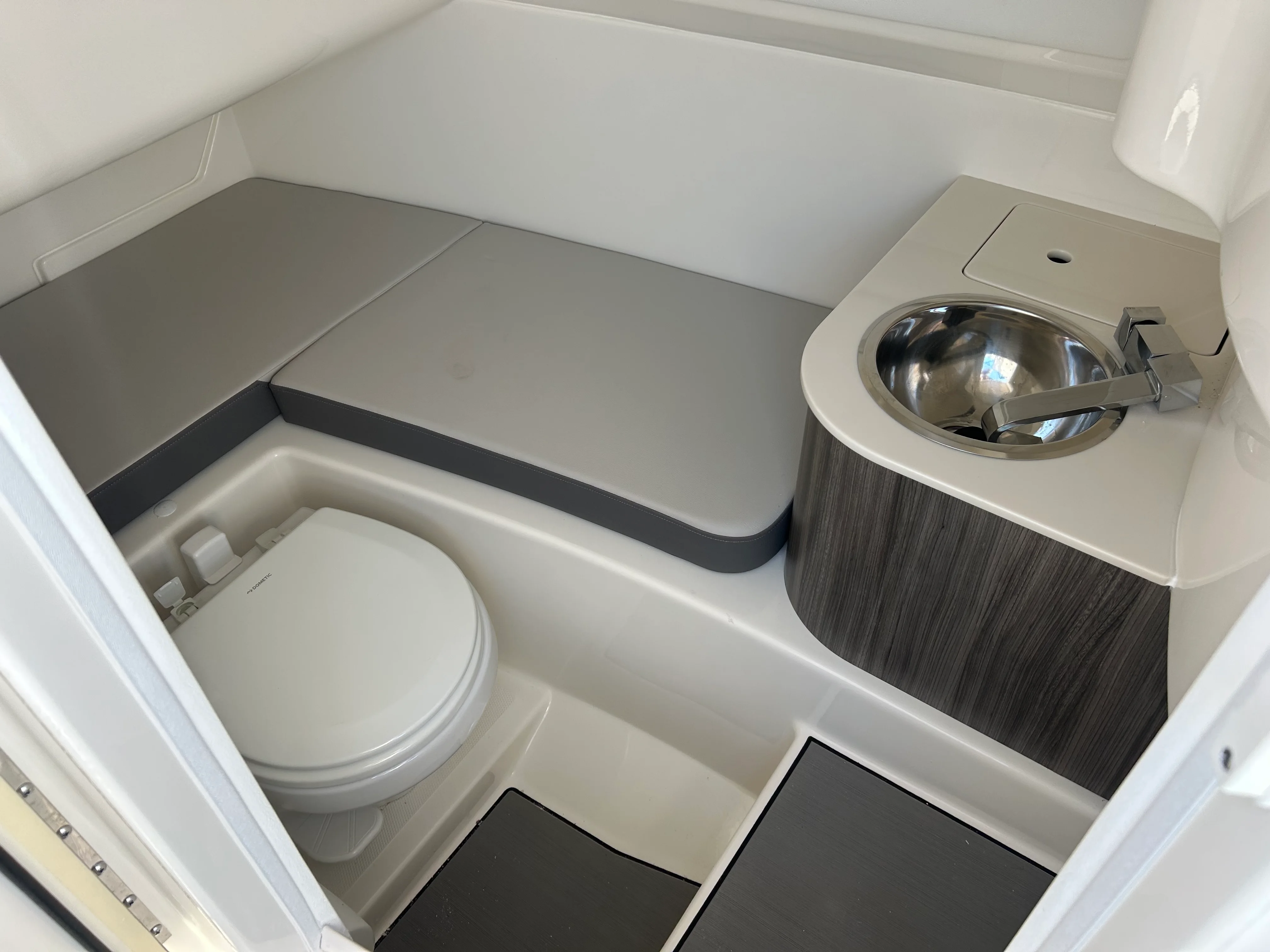 2026 Sea Ray SDX 270 Outboard Image Thumbnail #15