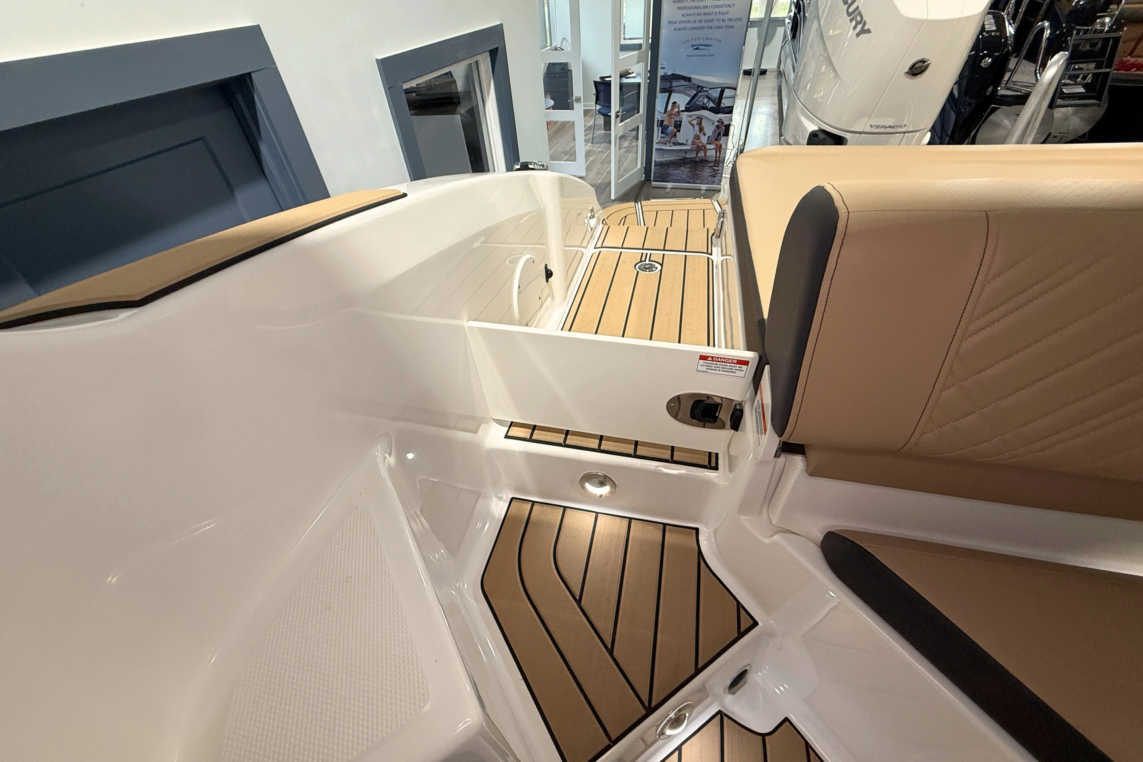 2025 Sea Ray SDX 270 Outboard Image Thumbnail #12