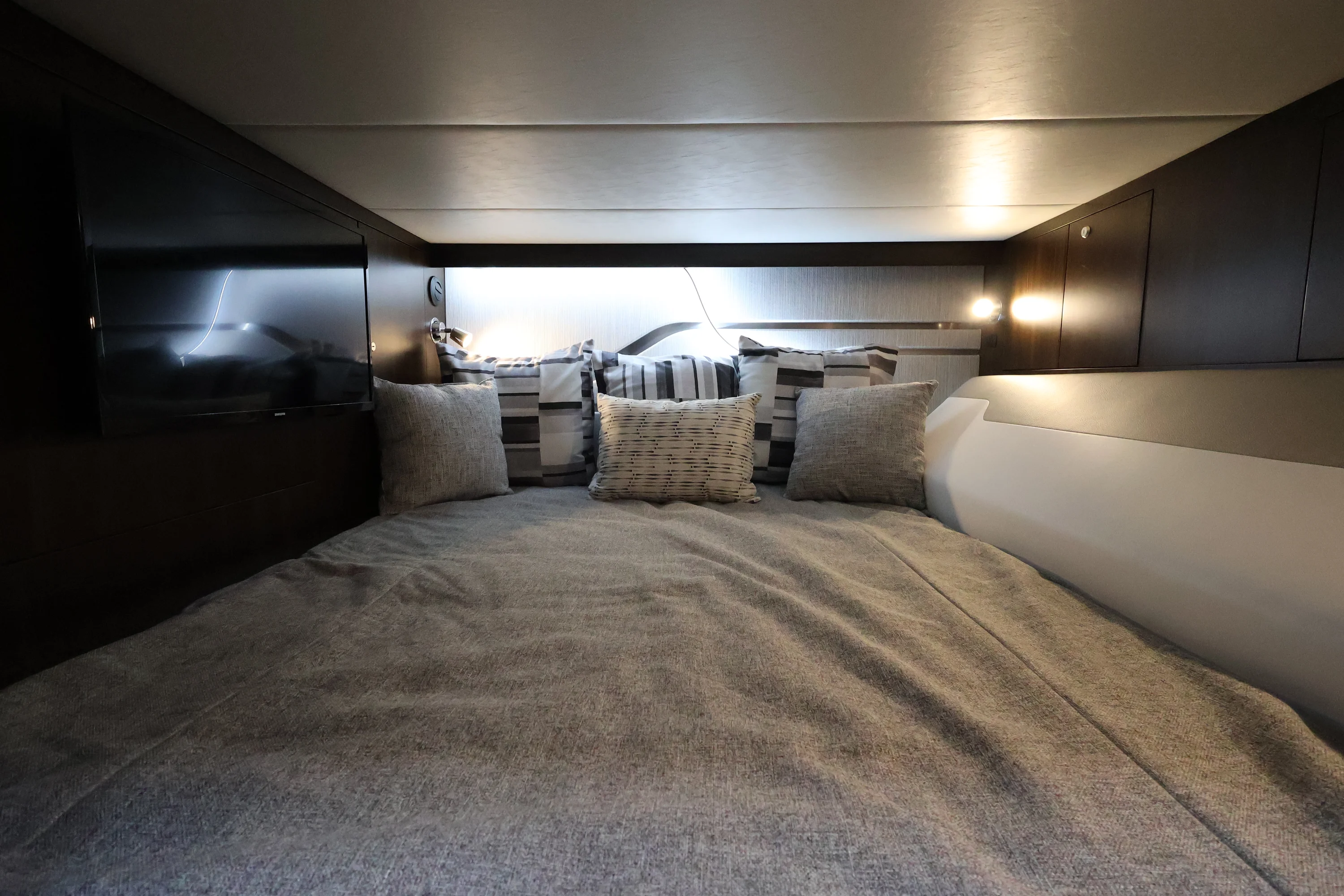 2026 Cruisers Yachts 42 GLS Outboard Image Thumbnail #35