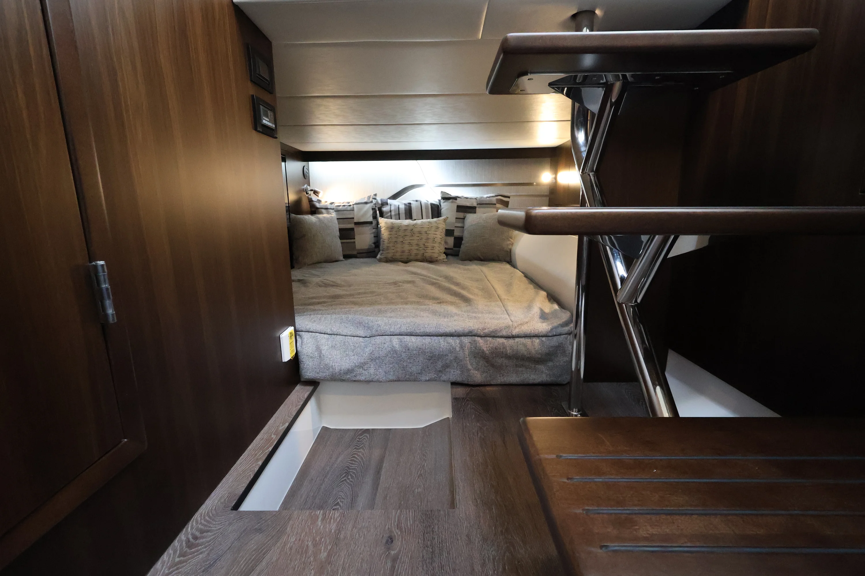 2026 Cruisers Yachts 42 GLS Outboard Image Thumbnail #34